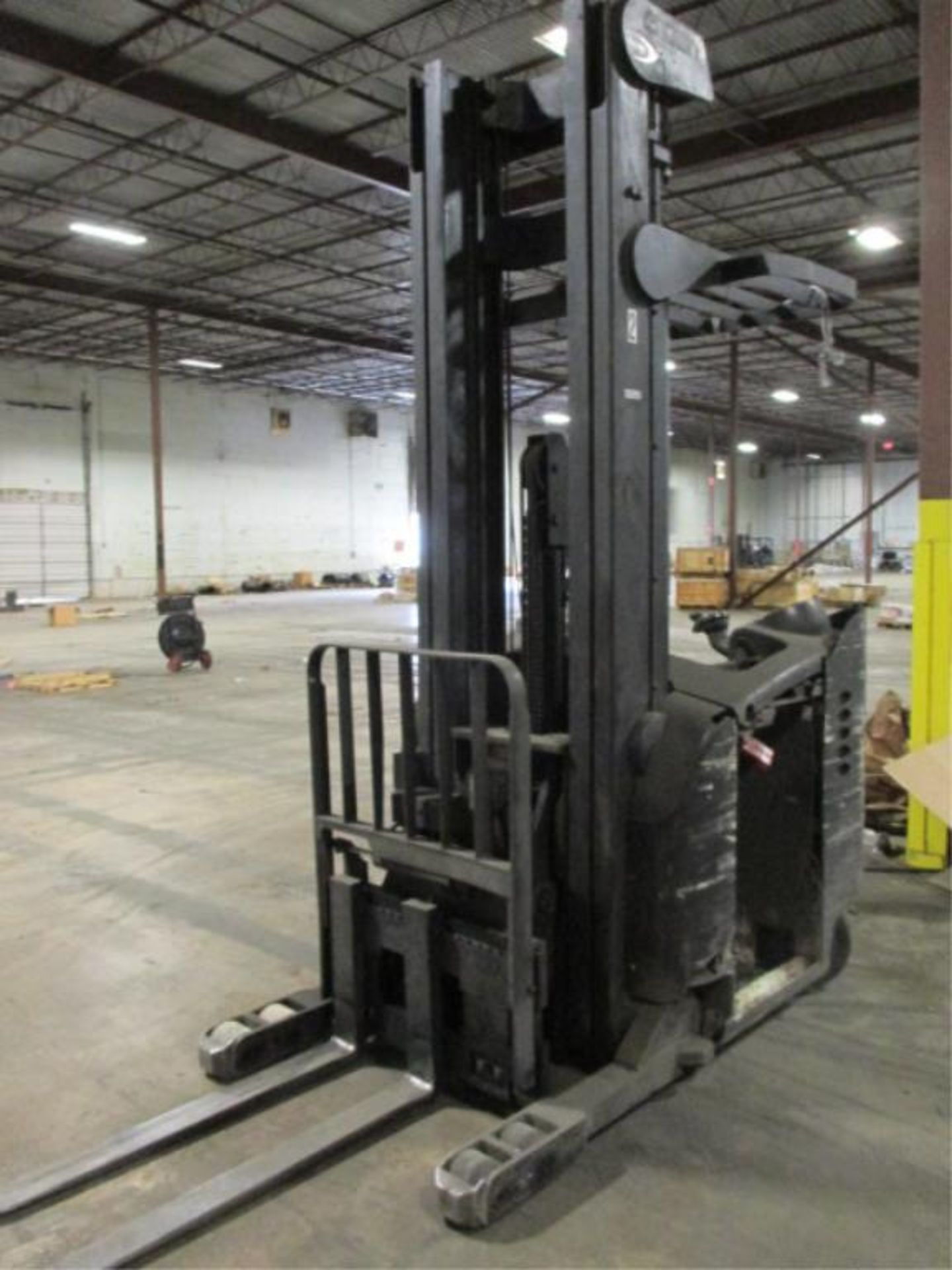 Crown 5200 Series 4-Wheel Electric Narrow-Aisle Reach Truck [operational but no battery, no