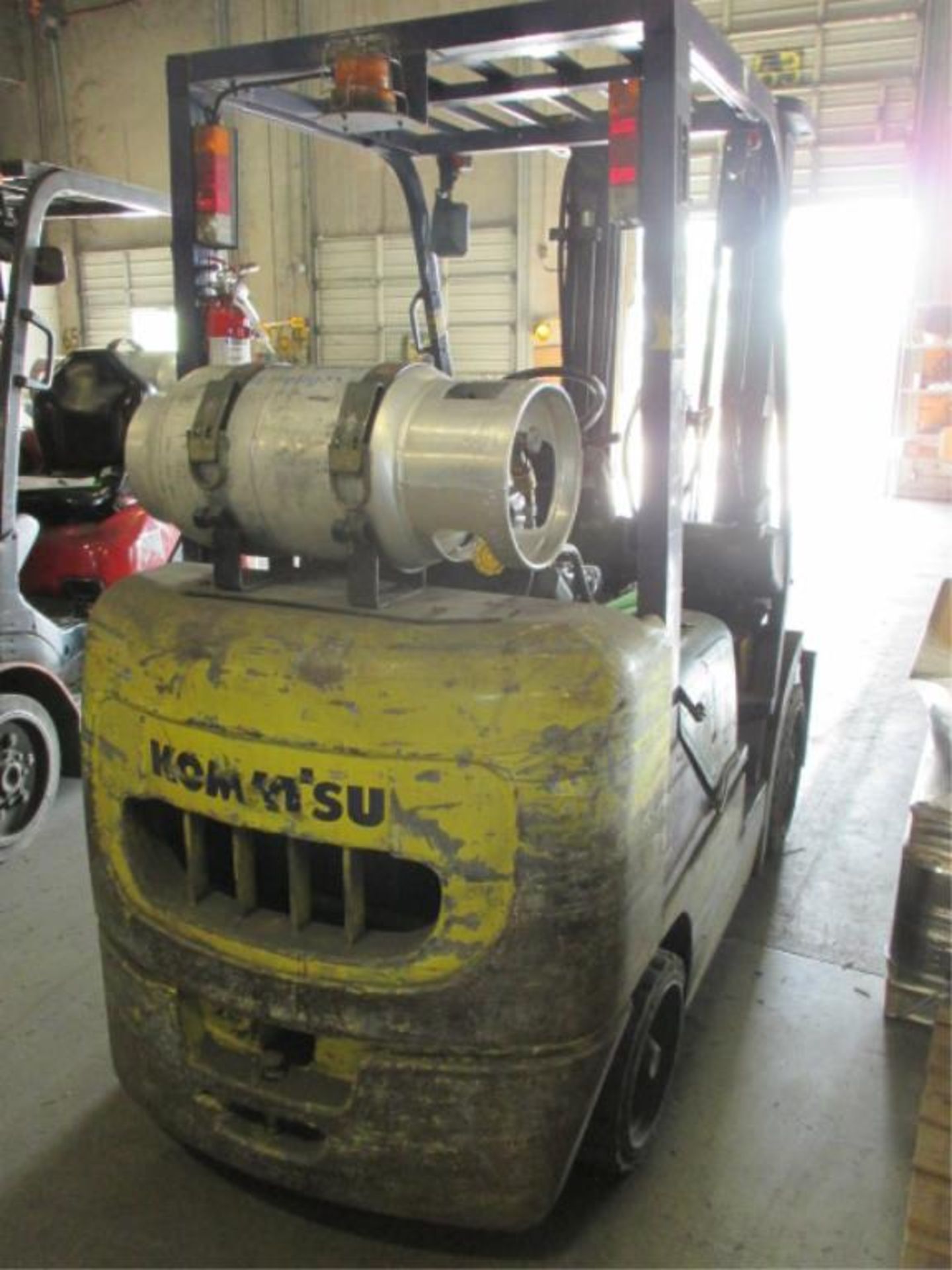 Komatsu FG2501-12 4-Wheel LP Gas Forklift Truck [propane not included]. Triple-Stage Mast with 3.5ft - Image 2 of 5