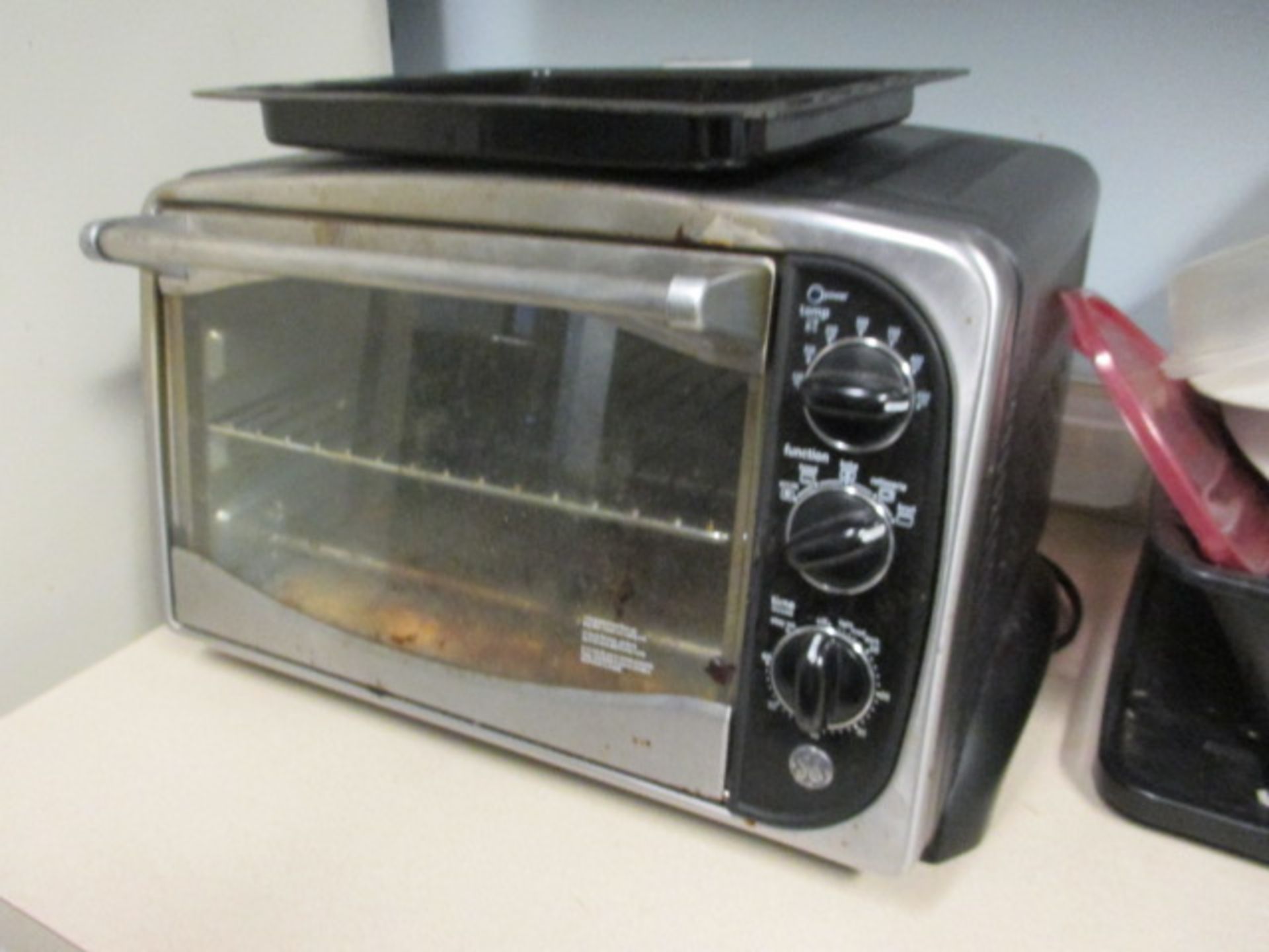 Lot: (2 pcs) Breakroom Appliances. Consisting of: (1) Hamilton Beach Microwave Oven; (1) GE Toaster - Image 2 of 2