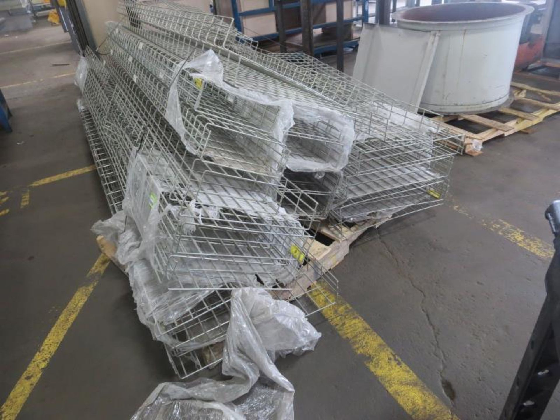 Lot (27 pieces, 1 skid) Wire Shelves for Pallet Racking, 10'L, various widths. Hit # 2185770. M8-M9. - Bild 2 aus 2