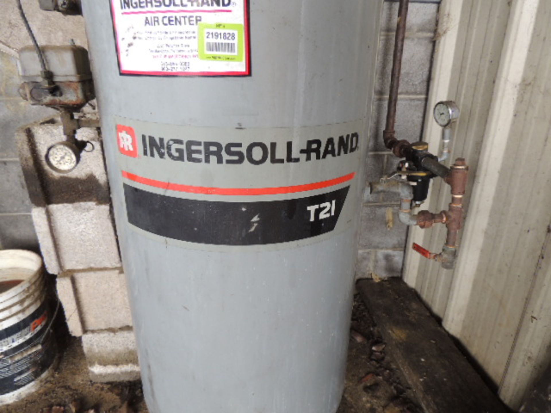 Ingersoll Rand T21 50 gal tank, 120 psi, 230v. HIT# 2191828. Outside Shop. Asset Located at 100 - Image 2 of 4