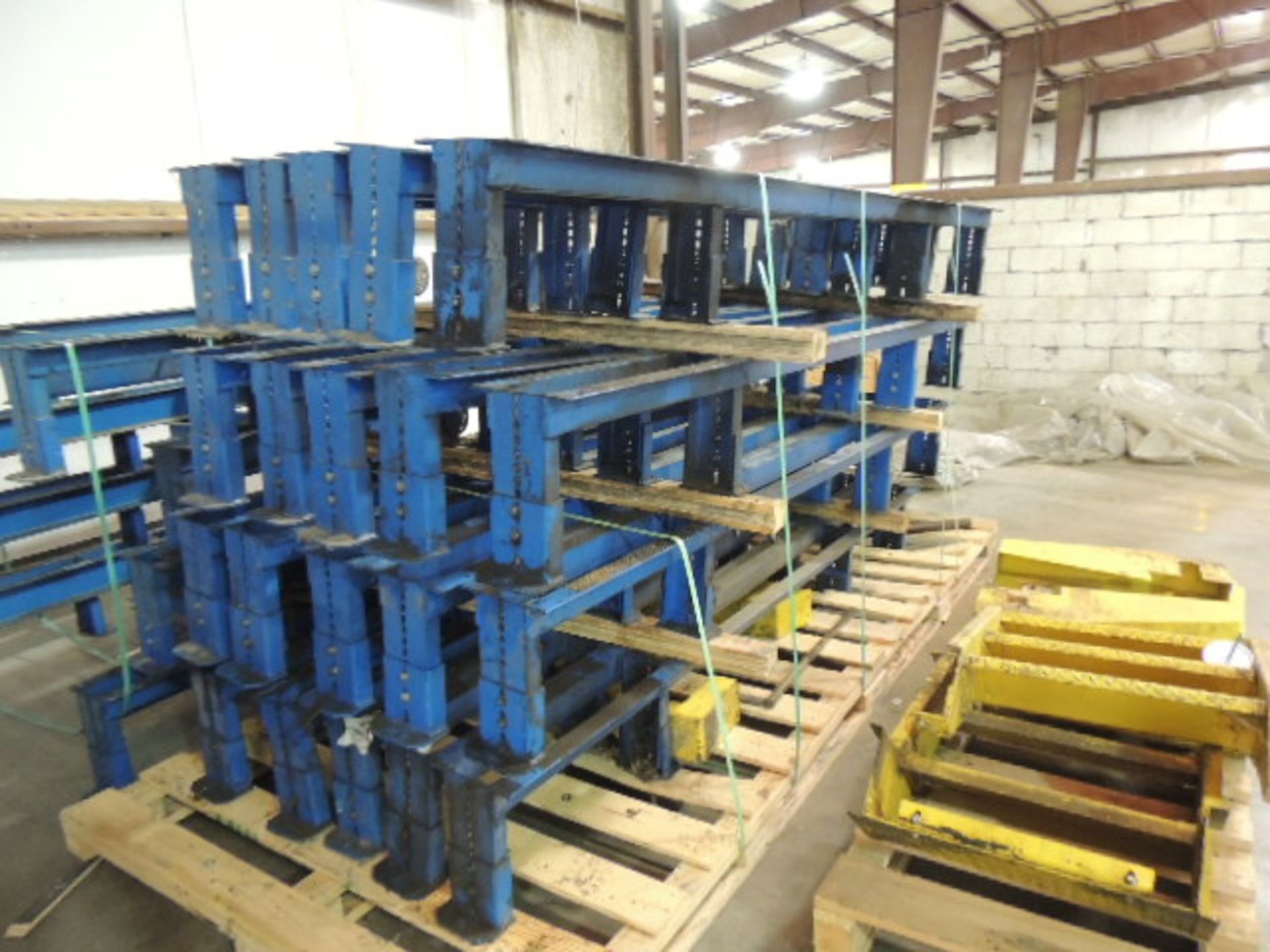 LEWCO Lot: (8) sections 30'x10"x32" chain driven conveyor, (20) 9'6" L x 9" W adjustable height - Image 4 of 8