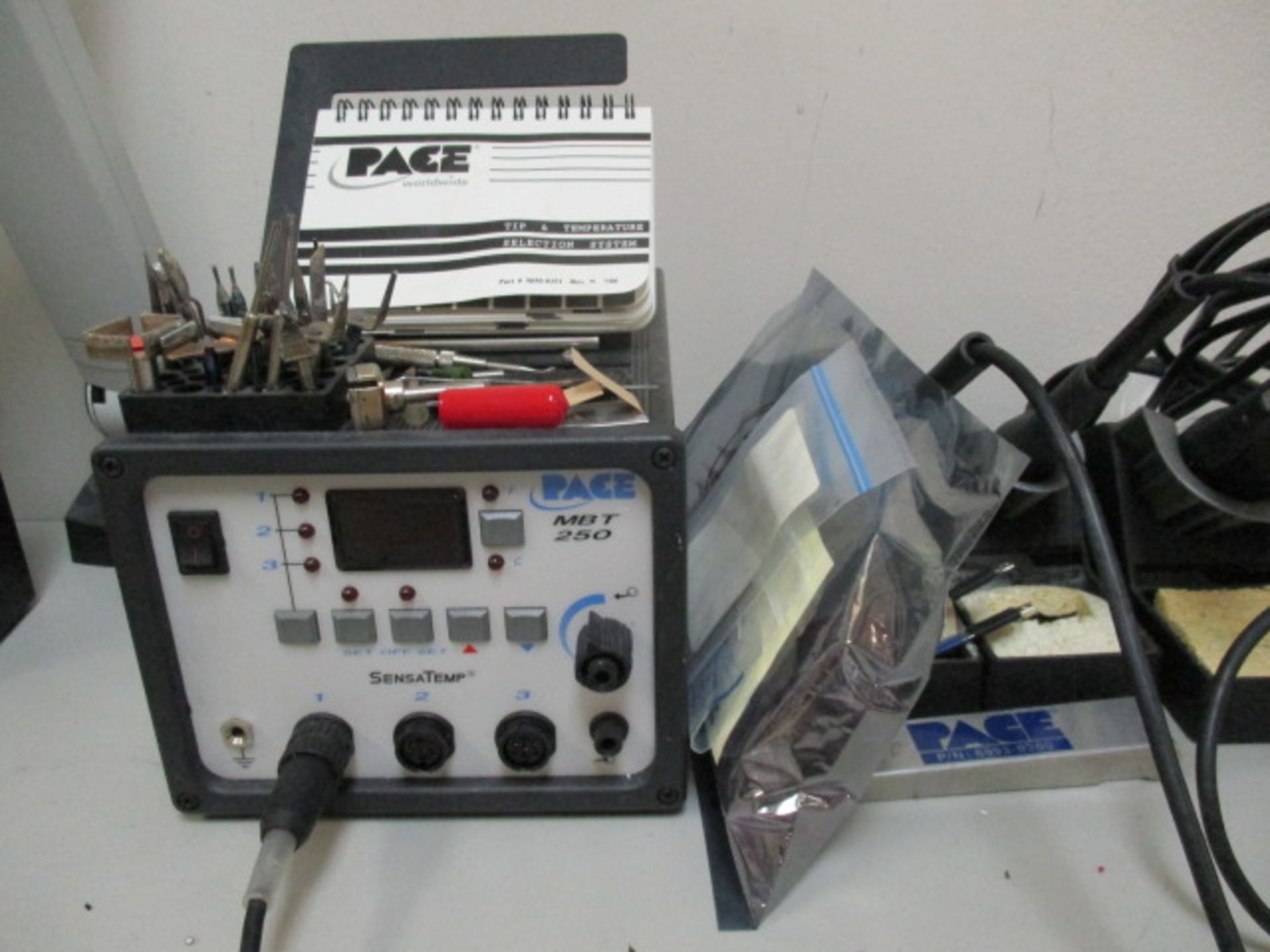 Pace MBT-250 SMD/Thru-Hole Component, Universal Soldering And Repair System. With 6-Total Hand - Image 2 of 9