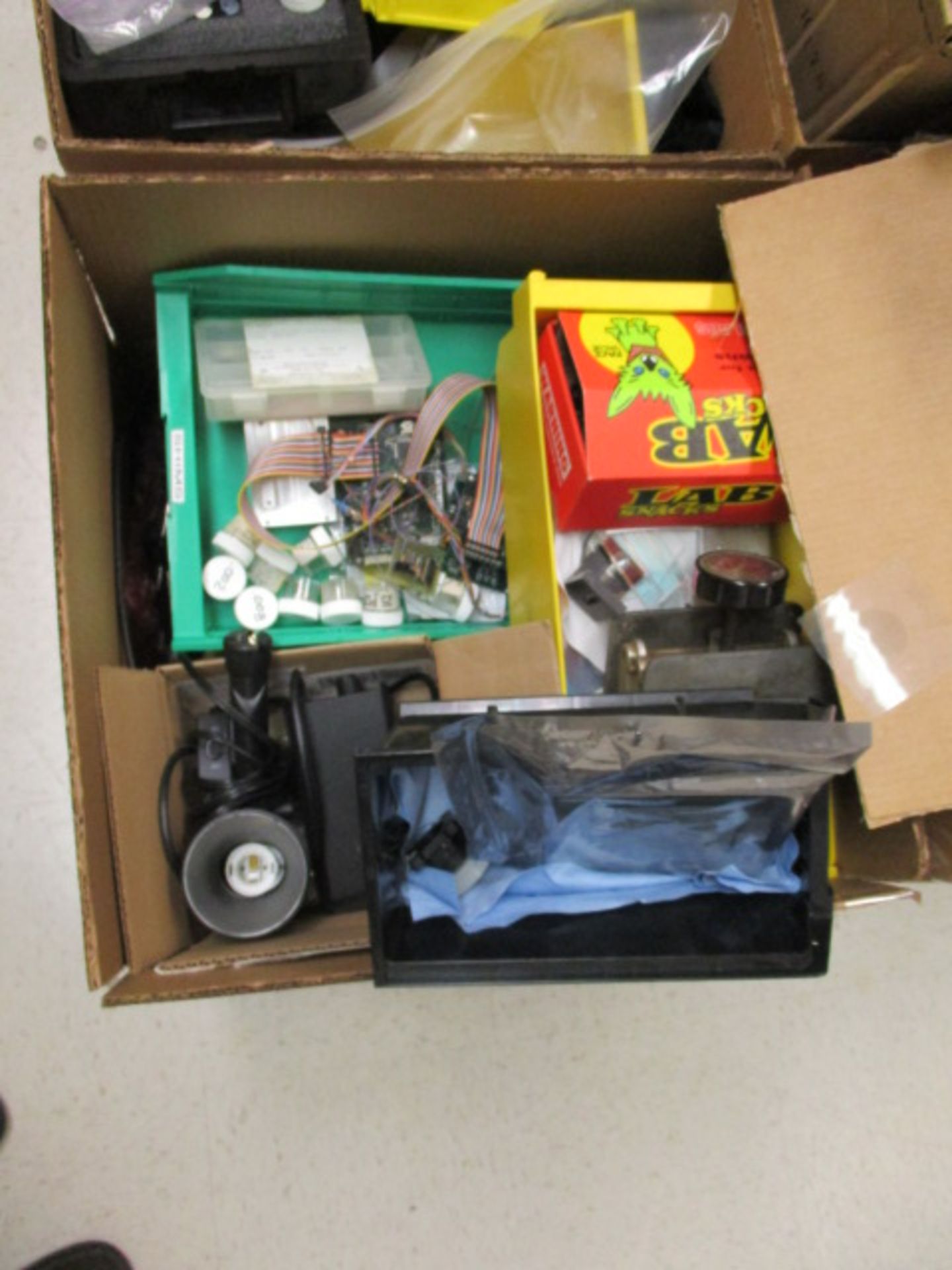 Lot: Miscellaneous Optical Assembly Framework Parts, Opto-Mechanical Parts, Hardware, Prisms, Akro - Image 2 of 5