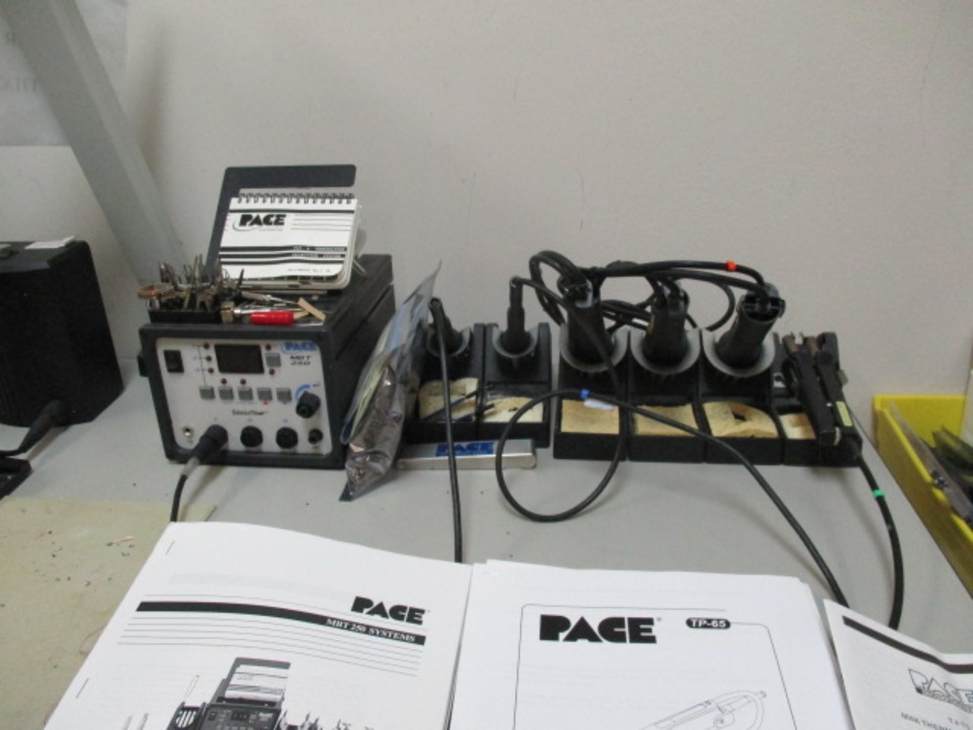 Pace MBT-250 SMD/Thru-Hole Component, Universal Soldering And Repair System. With 6-Total Hand