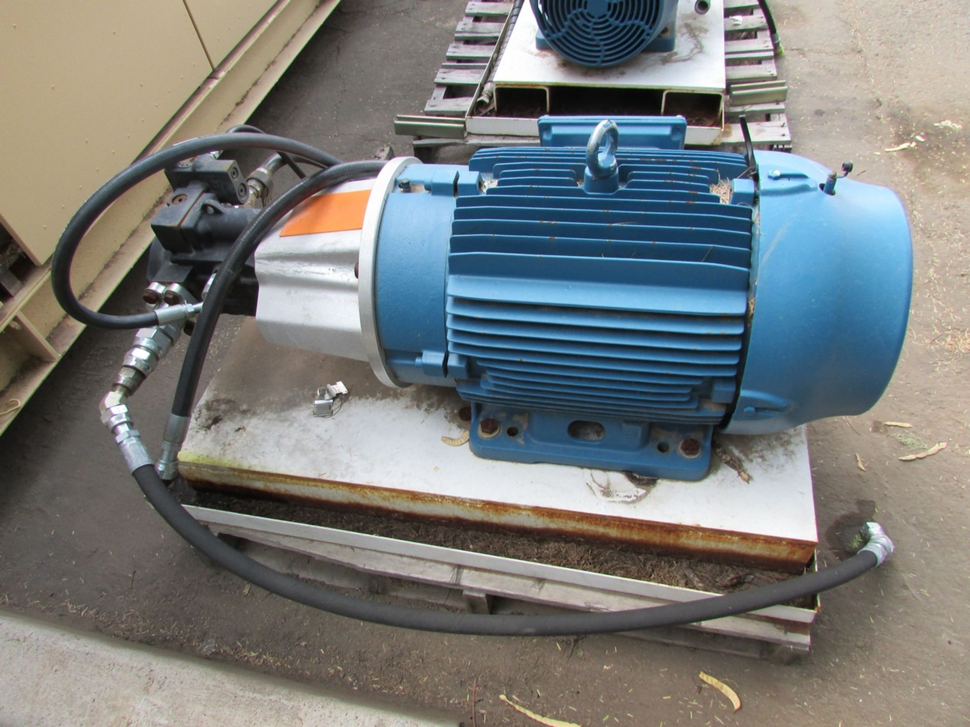 WEG 05036ET3E326TSC-W23 50HP Electric Motor 3550RPM, 230/460V, 112/56A, 60Hz, 3PH with Sauer Danfoss - Image 2 of 3