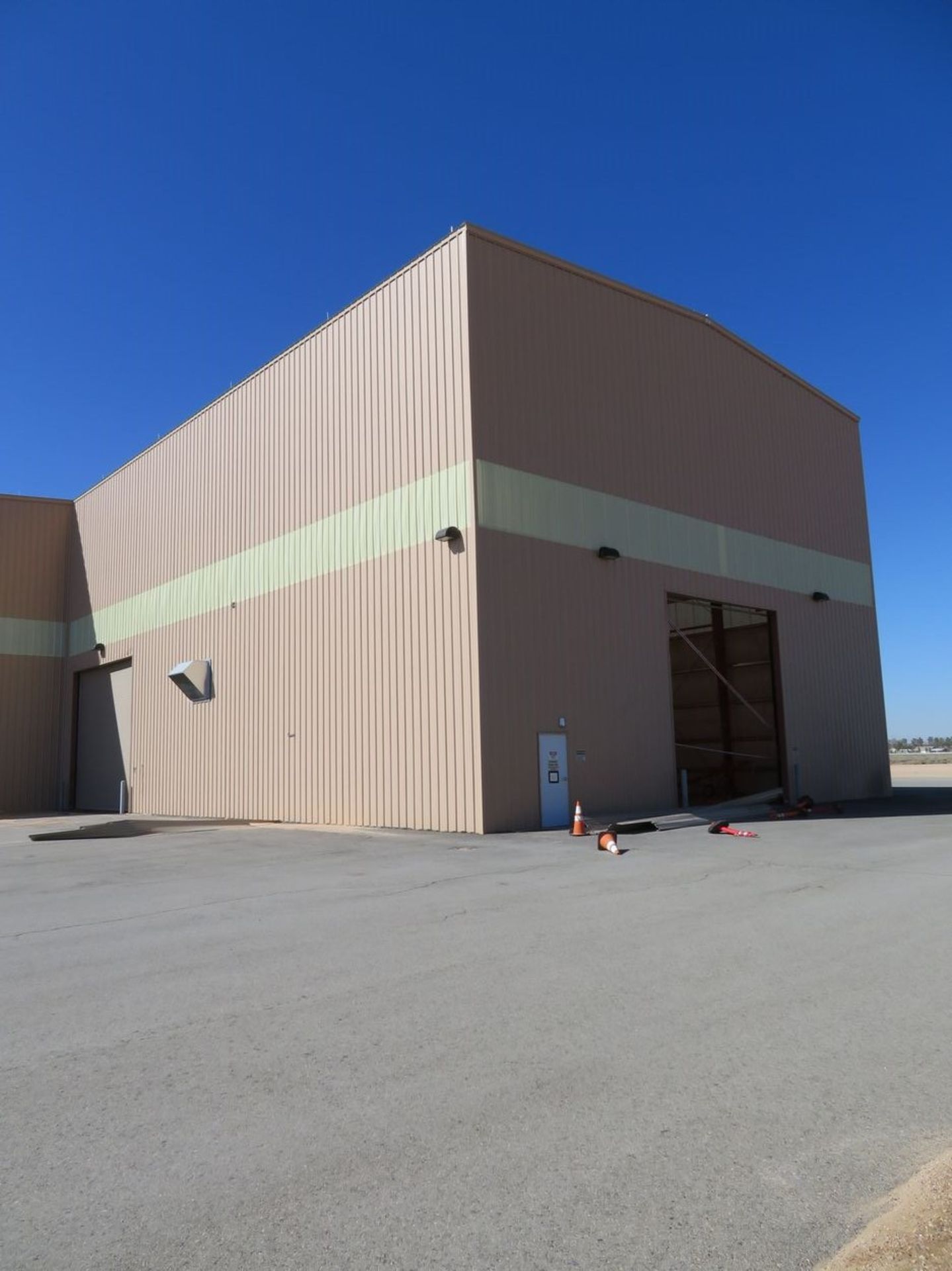 Steel Building. Includes (2) Approx. 59' x 392' Bays, (1) Approx.. 59' x 484' Bay, (6) Approx. 28'W - Image 6 of 50