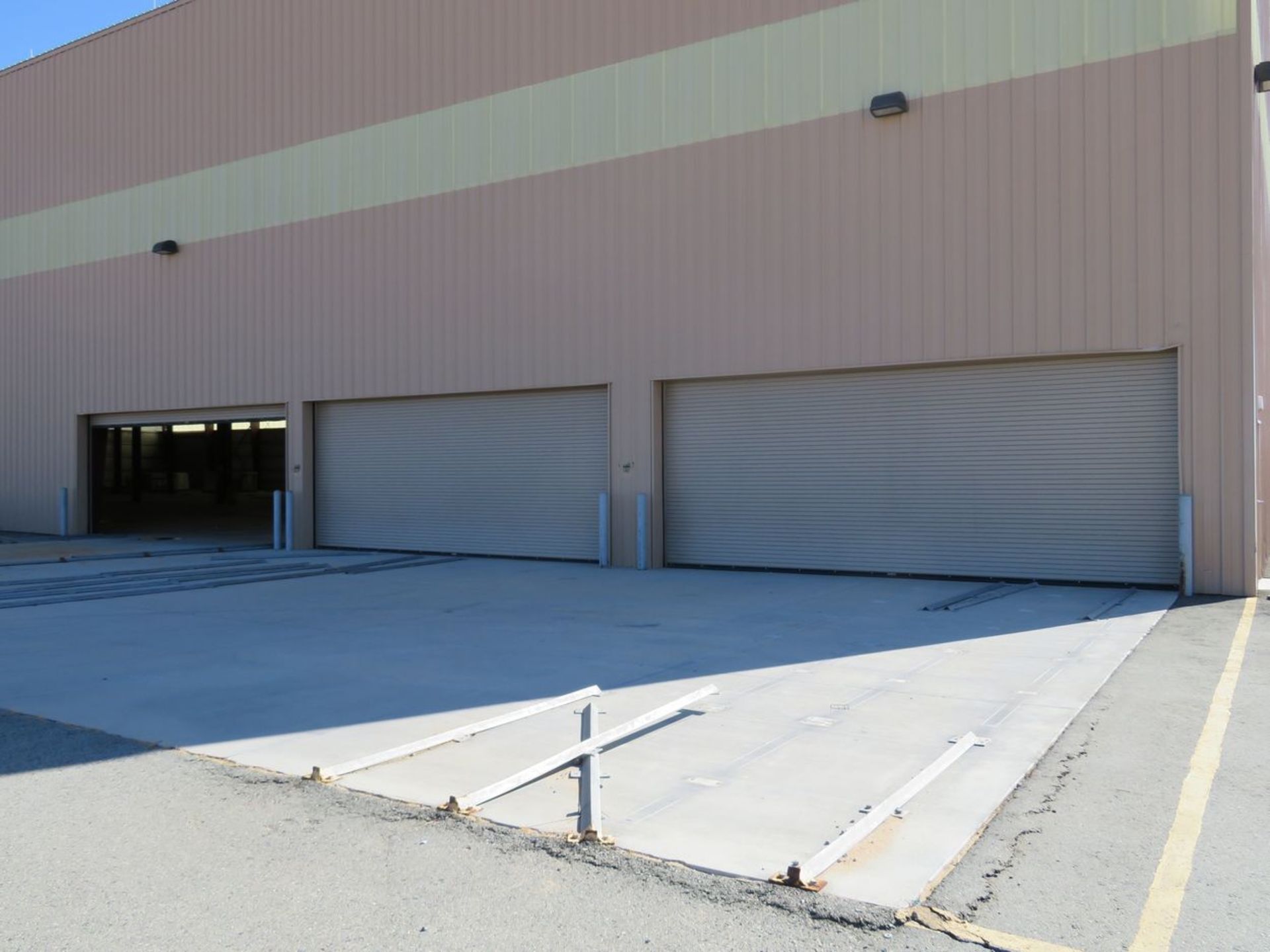 Steel Building. Includes (2) Approx. 59' x 392' Bays, (1) Approx.. 59' x 484' Bay, (6) Approx. 28'W - Image 2 of 50