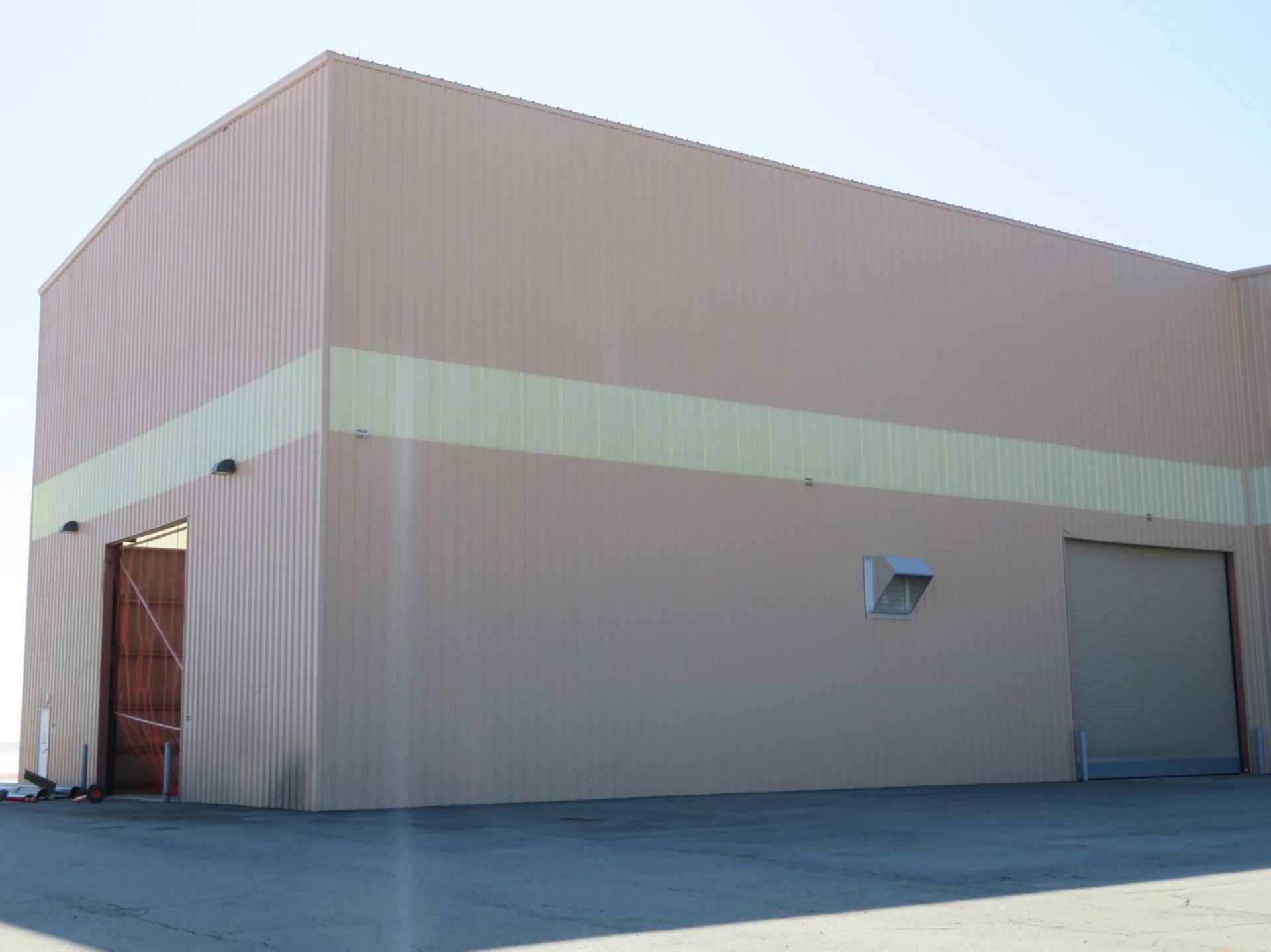 Steel Building. Includes (2) Approx. 59' x 392' Bays, (1) Approx.. 59' x 484' Bay, (6) Approx. 28'W - Image 5 of 50