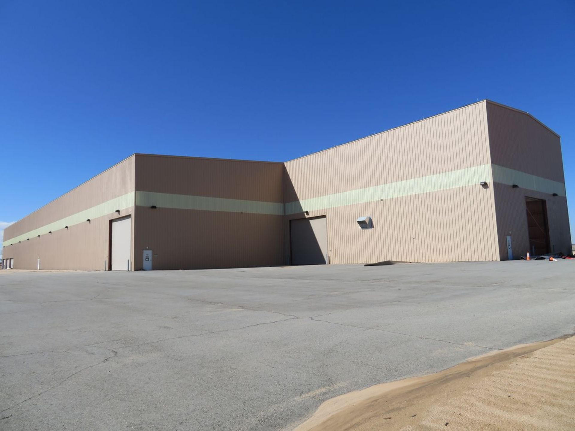 Steel Building. Includes (2) Approx. 59' x 392' Bays, (1) Approx.. 59' x 484' Bay, (6) Approx. 28'W - Image 7 of 50