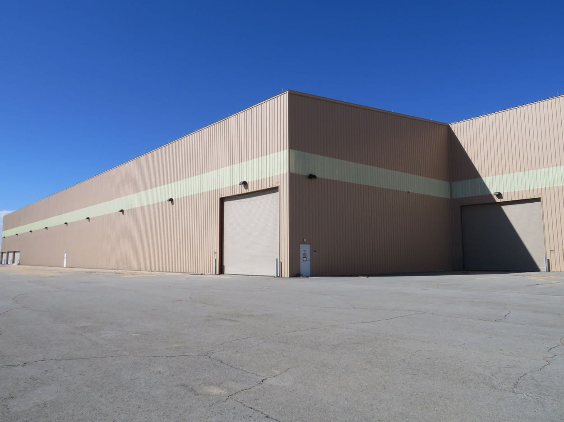 Steel Building. Includes (2) Approx. 59' x 392' Bays, (1) Approx.. 59' x 484' Bay, (6) Approx. 28'W - Image 8 of 50