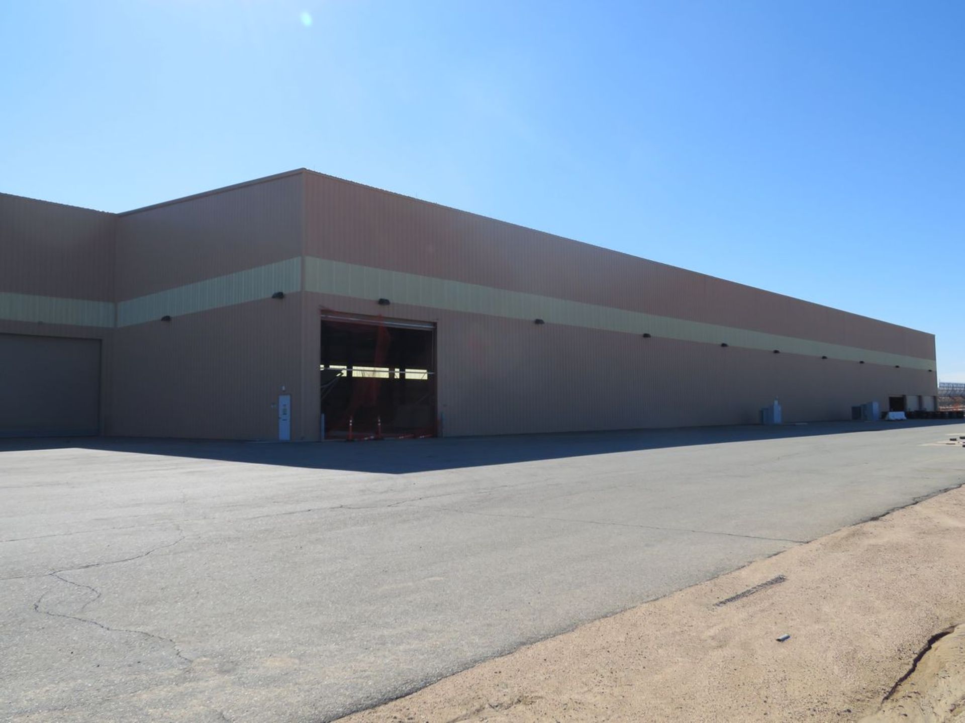 Steel Building. Includes (2) Approx. 59' x 392' Bays, (1) Approx.. 59' x 484' Bay, (6) Approx. 28'W - Image 4 of 50