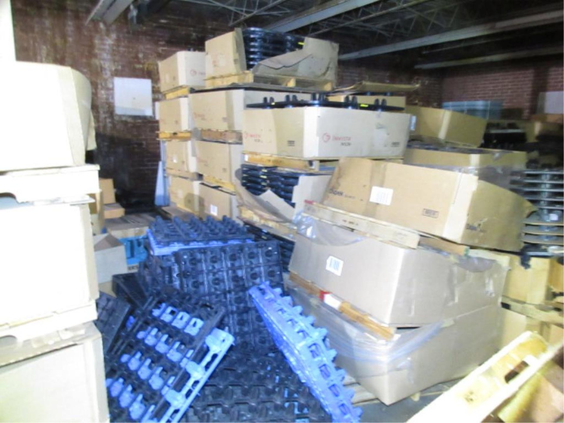 Lot Empty Wood Pallets, includes a handful of plastic units, all in upper warehouse. HIT# 2179457. - Bild 7 aus 7
