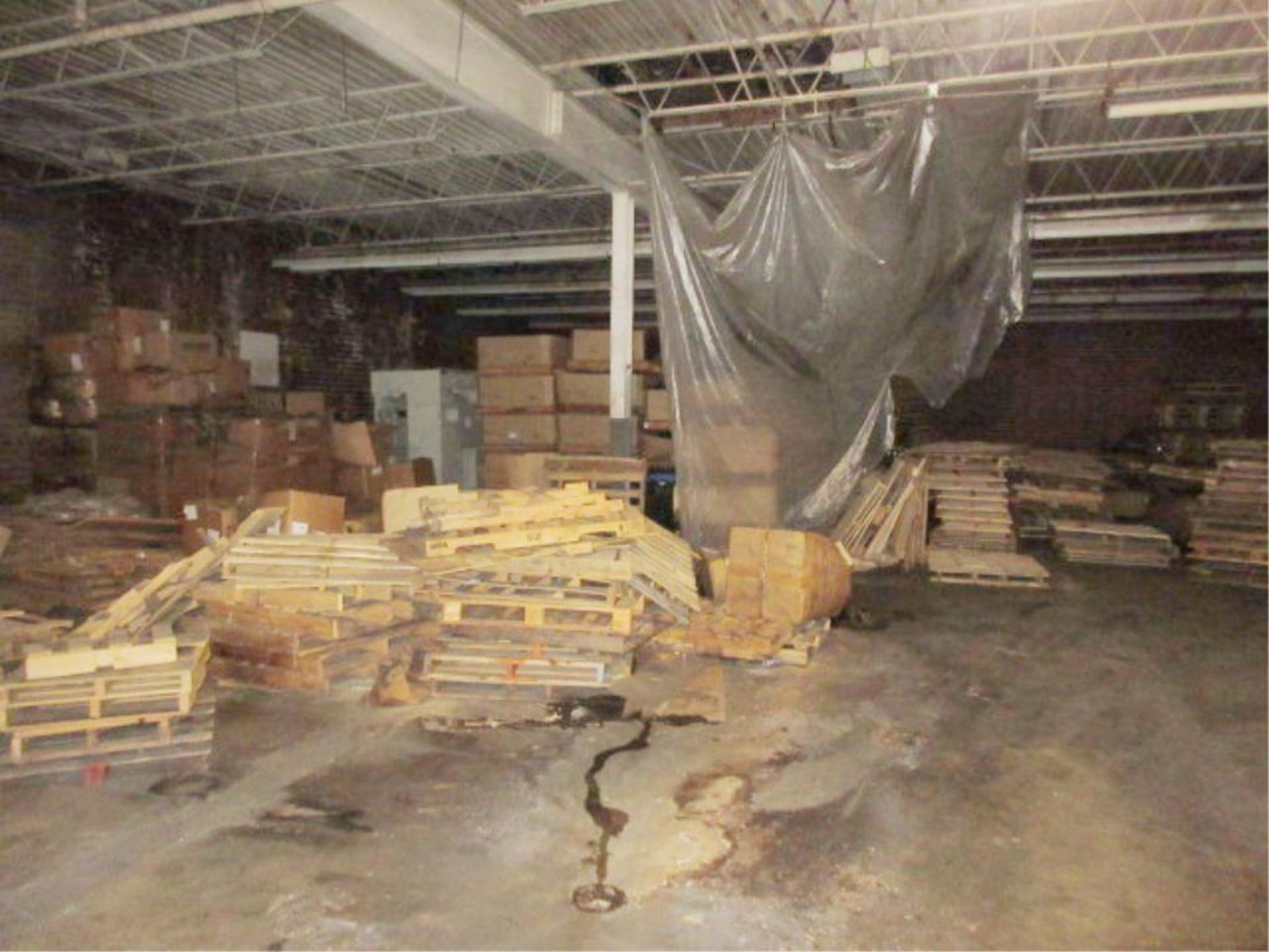 Lot Empty Wood Pallets, includes a handful of plastic units, all in upper warehouse. HIT# 2179457. - Bild 3 aus 7