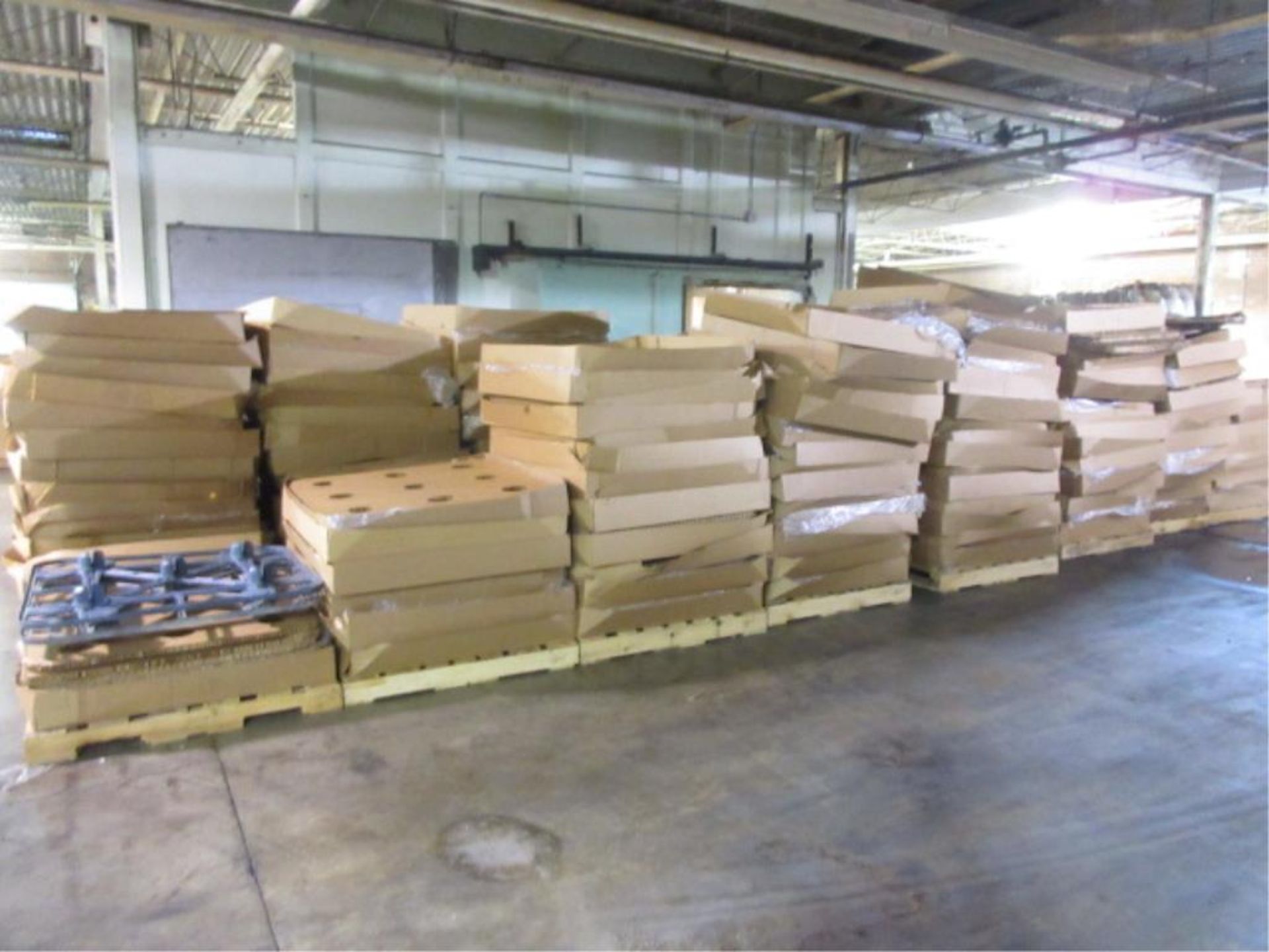 Lot Assorted Corrugated Packing Materials, includes lids, inserts, etc. all on 18 pallets. HIT# - Bild 2 aus 7