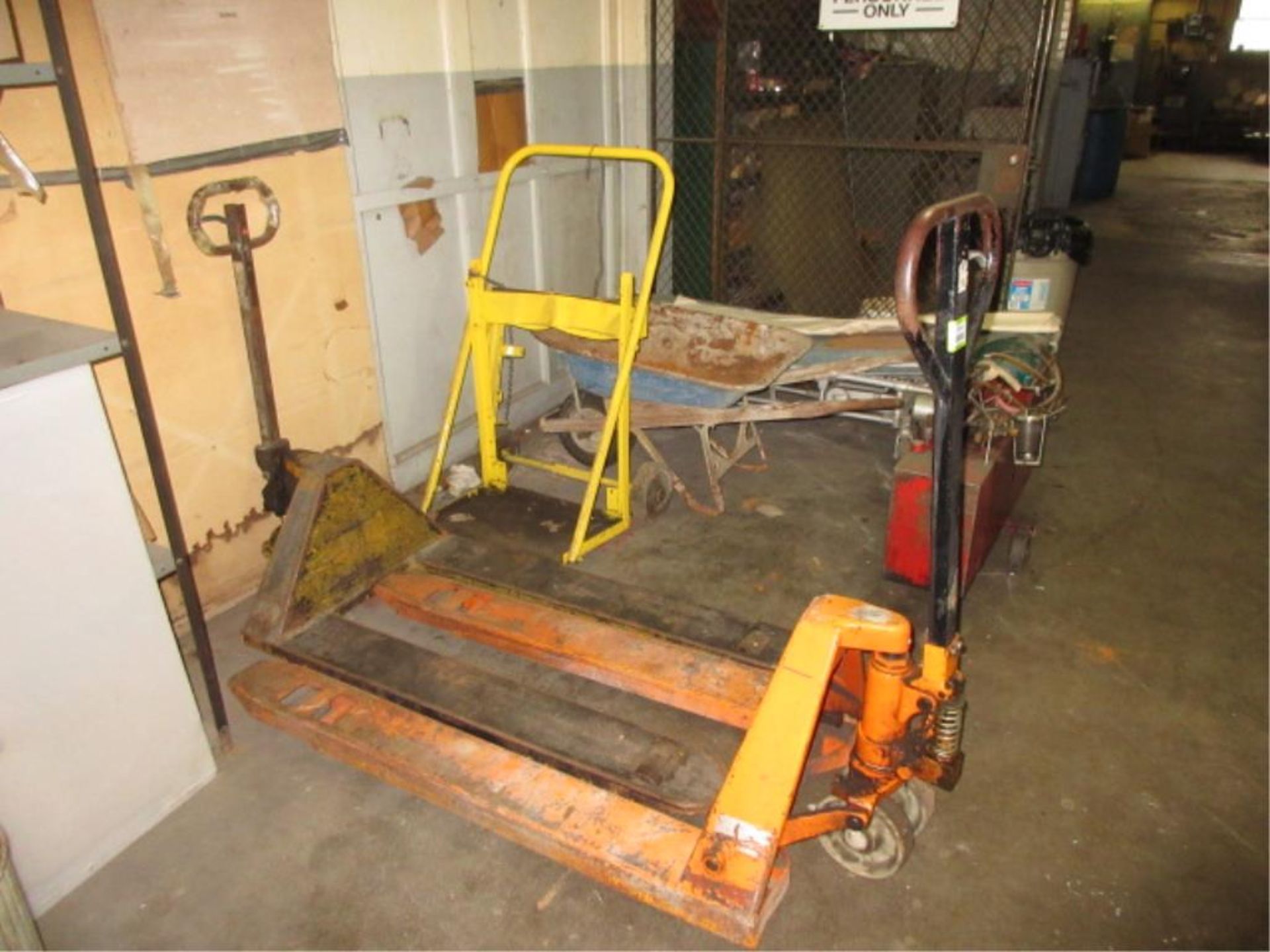 Lot (6pcs) Assorted Shop Equipment, includes: (2) pallet jacks, (1) bottle cart, (1) lube unit, (1) - Bild 2 aus 3