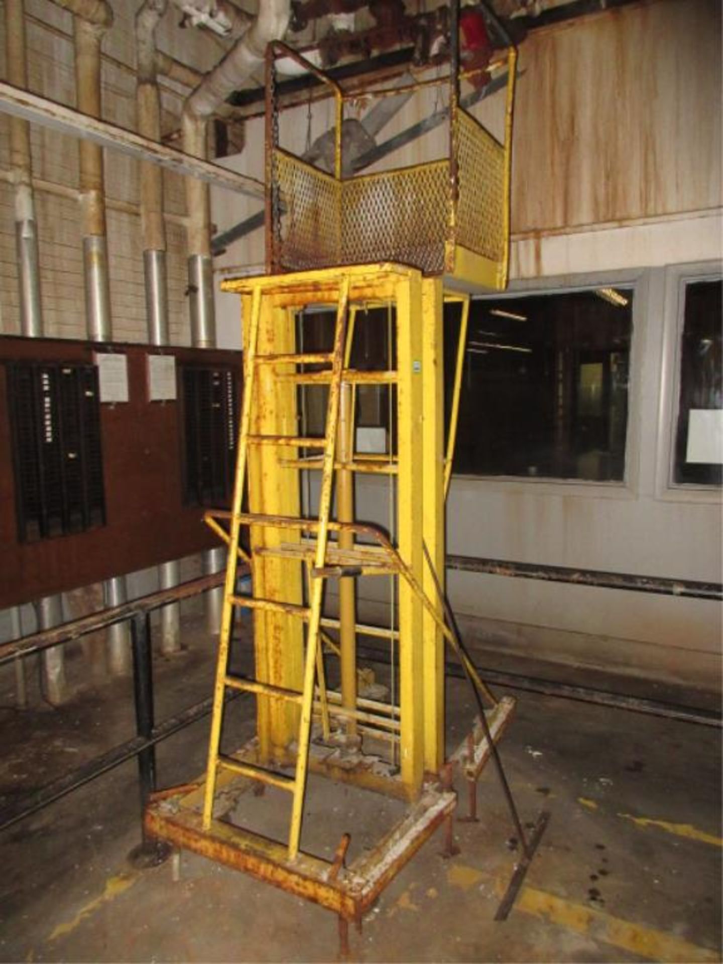 Mobile Telescoping Work Platform, hand hydraulic operated. HIT# 2179387. twister area. Asset