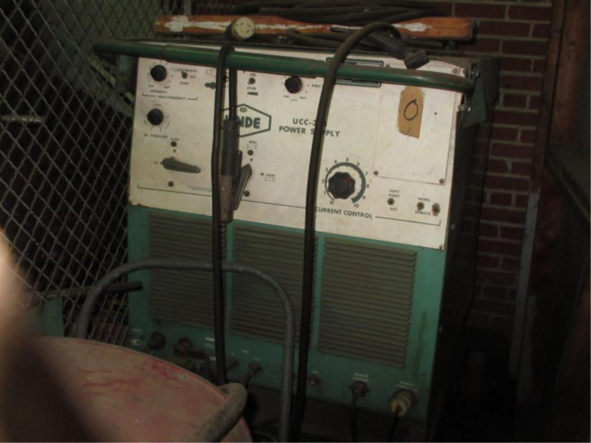 Lot of (2) Arc Welders, includes: (1) Linde UCC-305 Power Source, s/n C79G14464, 208-230/460 - Image 2 of 4