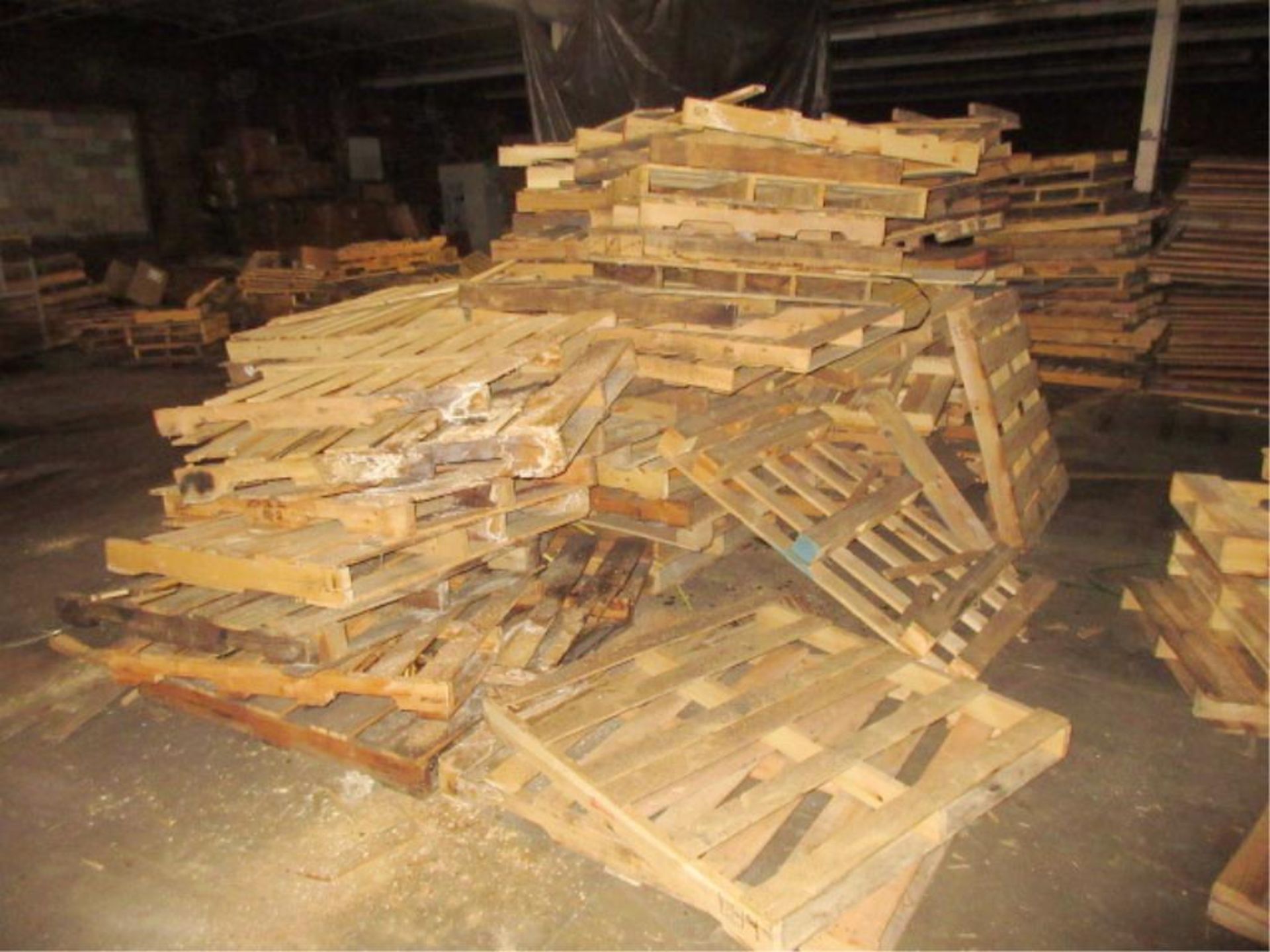 Lot Empty Wood Pallets, includes a handful of plastic units, all in upper warehouse. HIT# 2179457. - Bild 2 aus 7