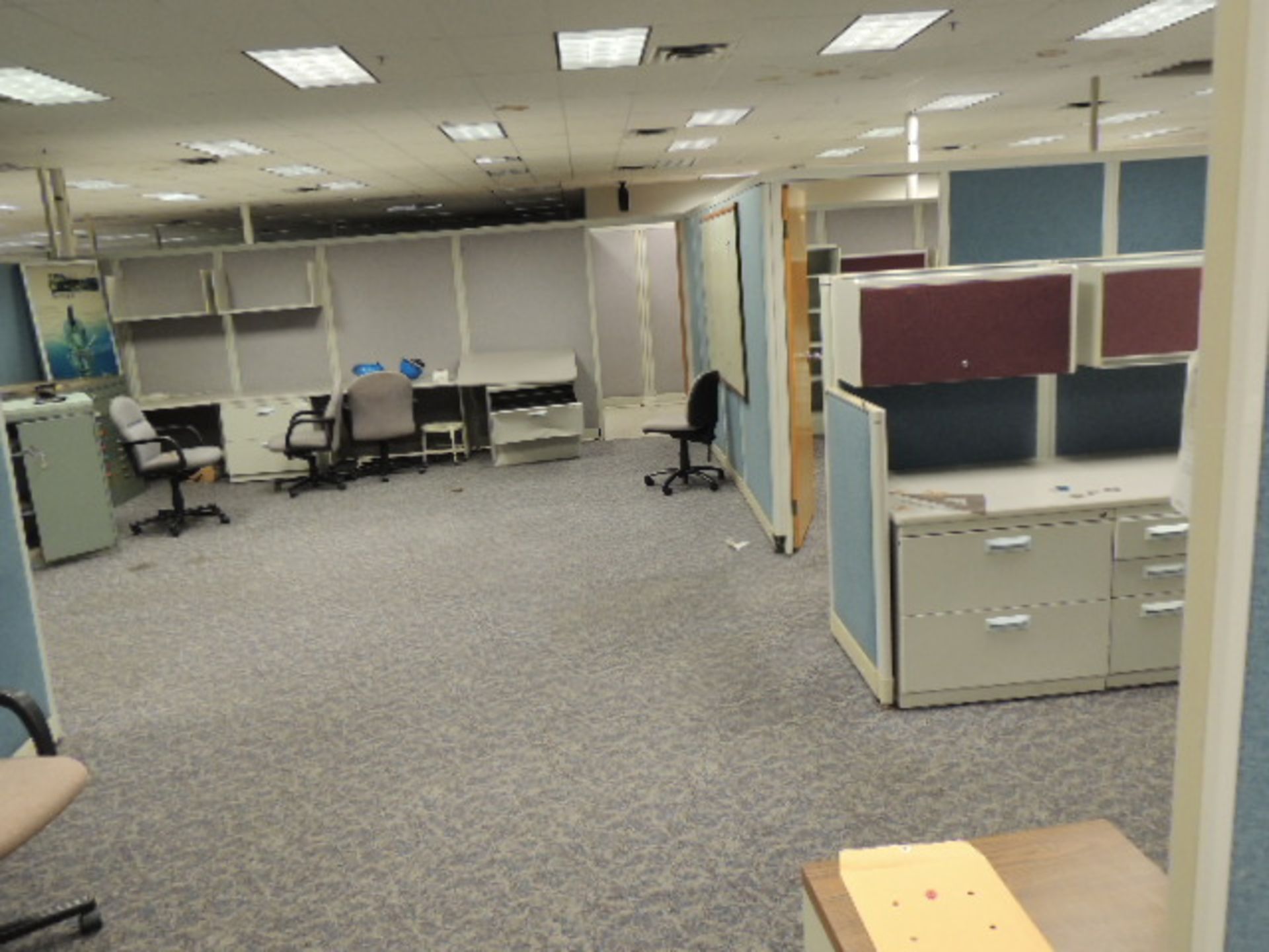Office Cubicles & Contents. Lot: (8) offices w/ wooden and metal desks, file cabinets and lateral - Image 44 of 47