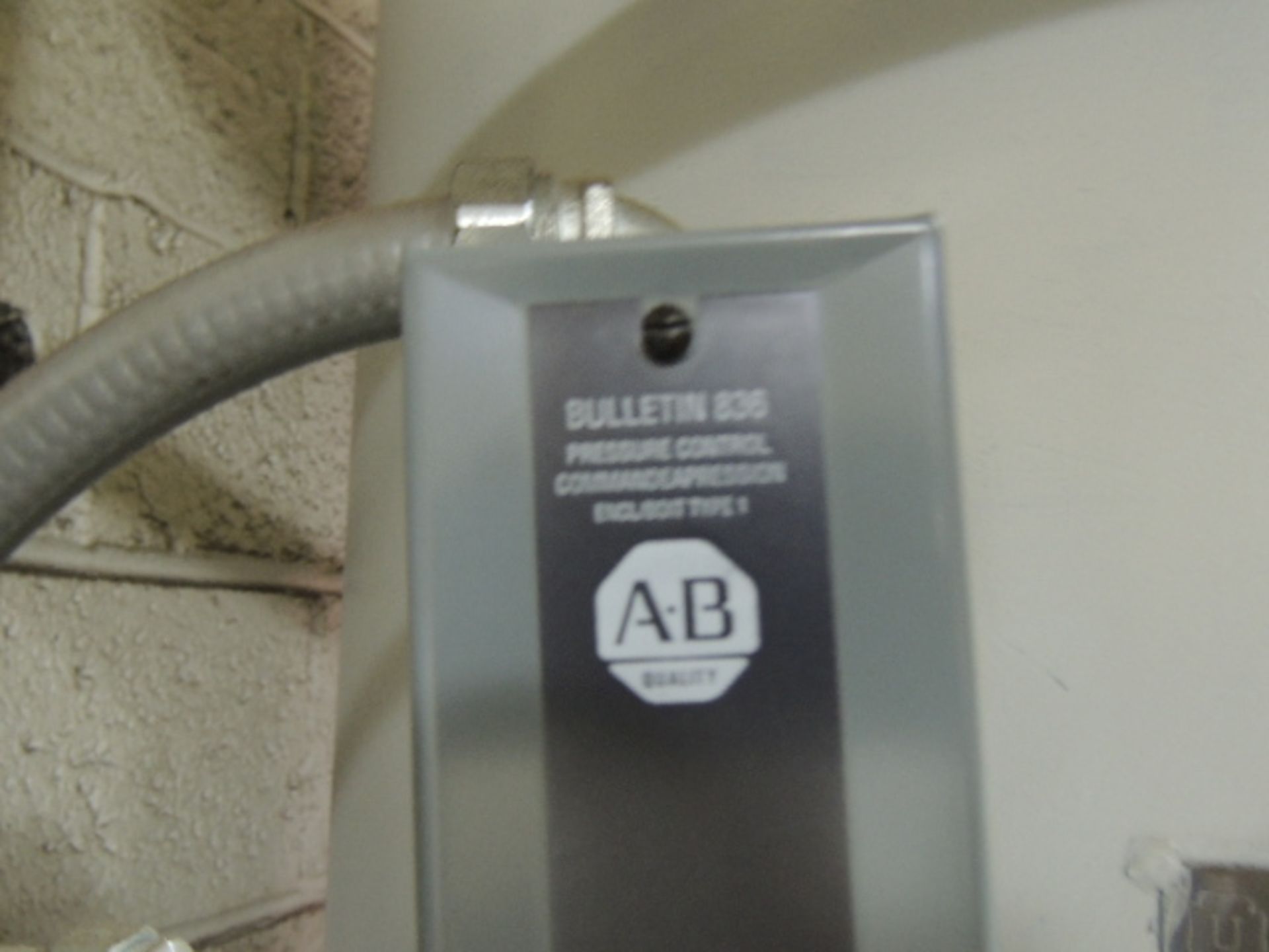 ASME 350psi Air receiver, 200gal.pressure vessel, w/ 2 Allen Bradley pressure control switches. - Image 6 of 6