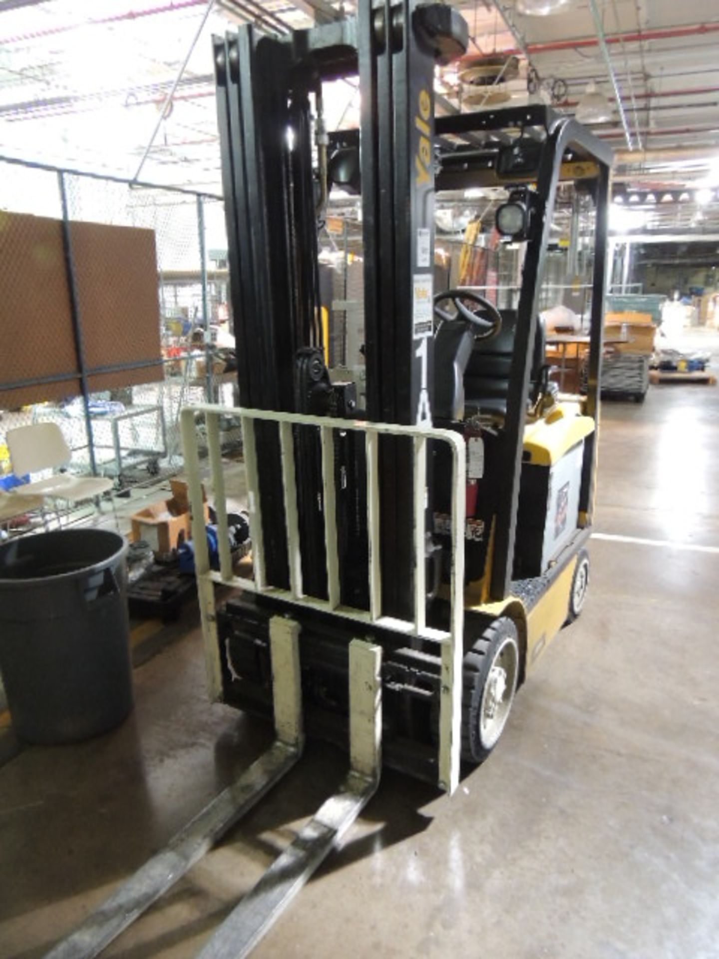 Yale ERC050VGN36TE04 Forklift, 4400lb capacity, 42" forks, 3 stage mast, side shift, electric, w/ - Bild 2 aus 12