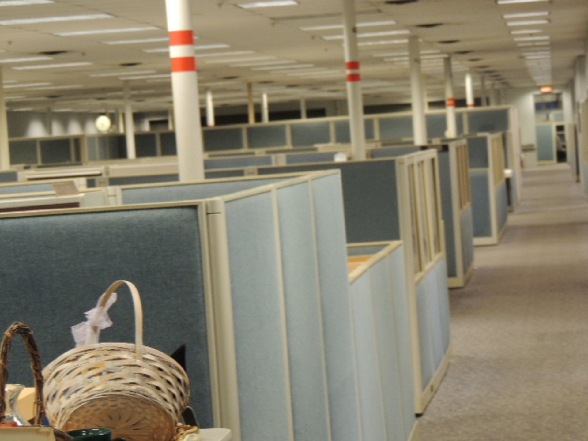 Office Cubicles & Contents. Lot: (8) offices w/ wooden and metal desks, file cabinets and lateral - Image 30 of 47