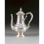 JUGENDSTIL-KAFFEEKANNE Altena, Arnold Künne, 1906 Silber. H. 27 cm, 849 g. Auf der Bodenunterseite