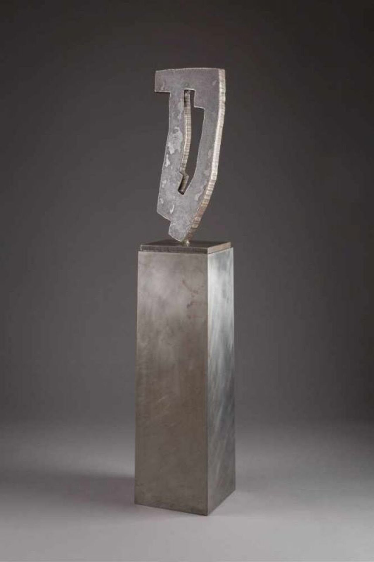 GREGOR MERTEN 1958 Düsseldorf 'KOMPOSITION 41' (1994) Schwarzstahl, Metallsockel. H. 70 cm (Objekt