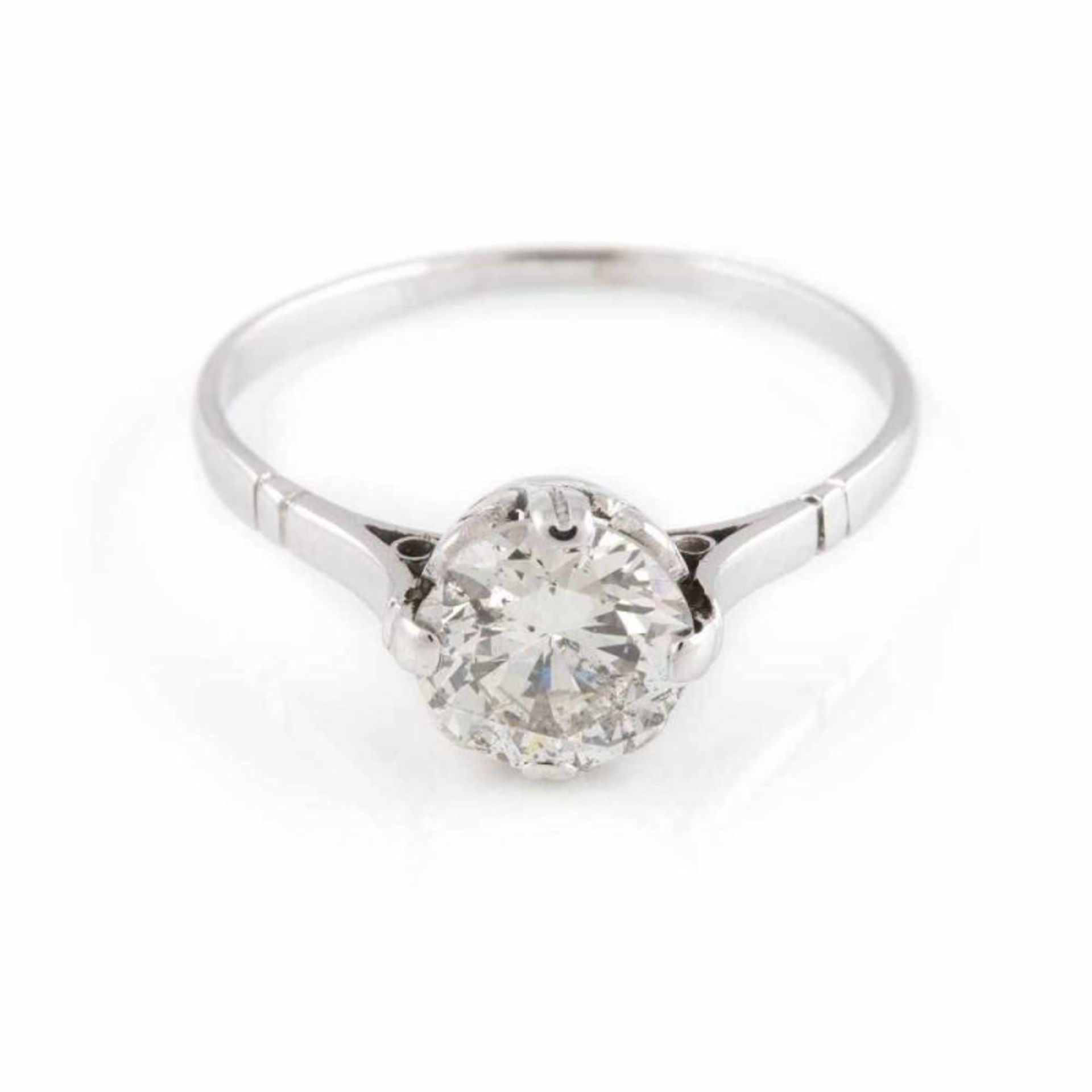 DIAMANT-SOLITAIRE-RING Um 1910 Platin geprüft. Ringmaß ca. 56,5, Ges.-Gew. ca. 2,5 g. Ein Diamant im