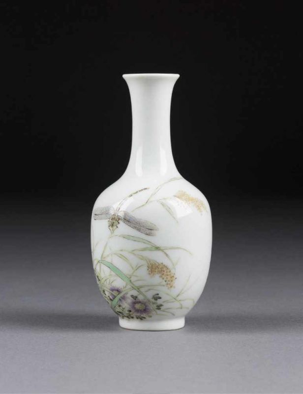 FEINE KLEINE VASE China, 1. Hälfte 20. Jh. Porzellan, polychromer Aufglasurdekor. H. 12,8 cm.