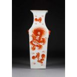 FEINE VIERECKIGE BODENVASE China, um 1900 Porzellan, polychrome Aufglasurbemalung. H. 56,2 cm. Mit