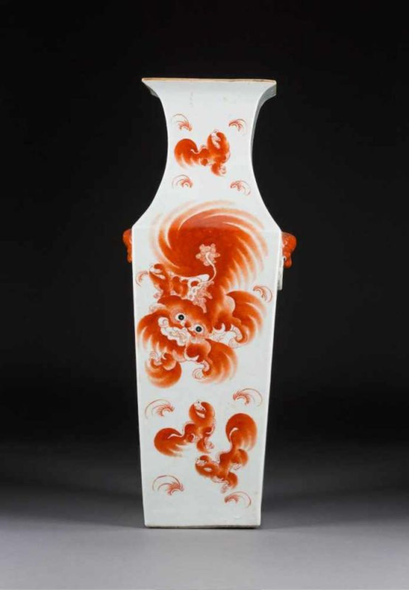 FEINE VIERECKIGE BODENVASE China, um 1900 Porzellan, polychrome Aufglasurbemalung. H. 56,2 cm. Mit