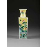 VIERKANTVASE MIT BLUMENDEKOR AUF GELBEM GRUND China, um 1900 Porzellan, polychrome Bemalung. H. 30