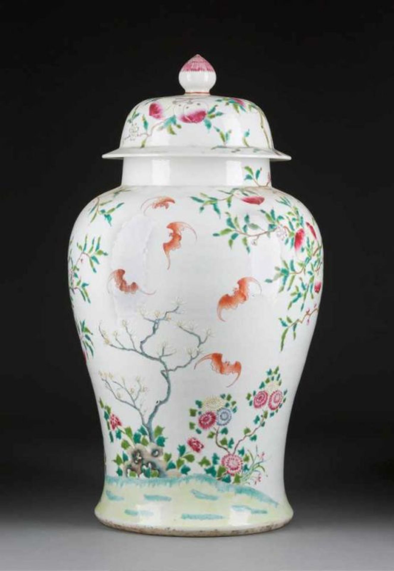 GROßE BODENVASE MIT PFIRSICHDEKOR China, 19. Jh. Porzellan, polychrome Bemalung. H. 68 cm. Im - Image 2 of 2