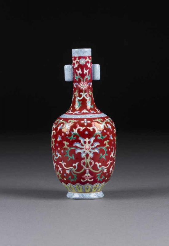 KLEINE VASE China, Qing-Dynastie Porzellan, polychromer Aufgalsurdekor. H. 16,8 cm. Im Boden Sechs-