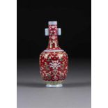 KLEINE VASE China, Qing-Dynastie Porzellan, polychromer Aufgalsurdekor. H. 16,8 cm. Im Boden Sechs-