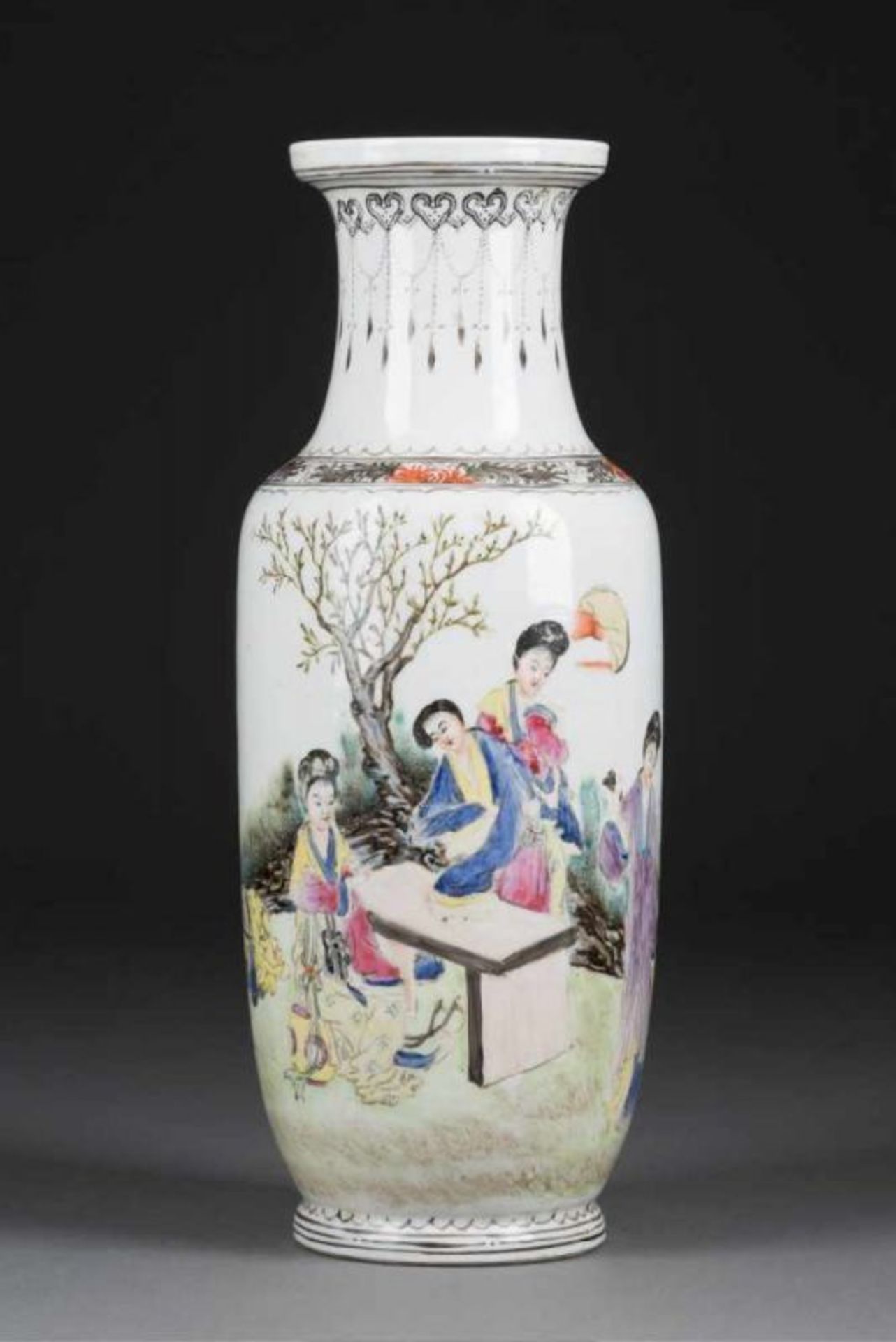 VASE MIT FIGÜRLICHER SZENE China, 1. Hälfe 20. Jh. Porzellan, polychrome Aufglasurmalerei. H. 33,8