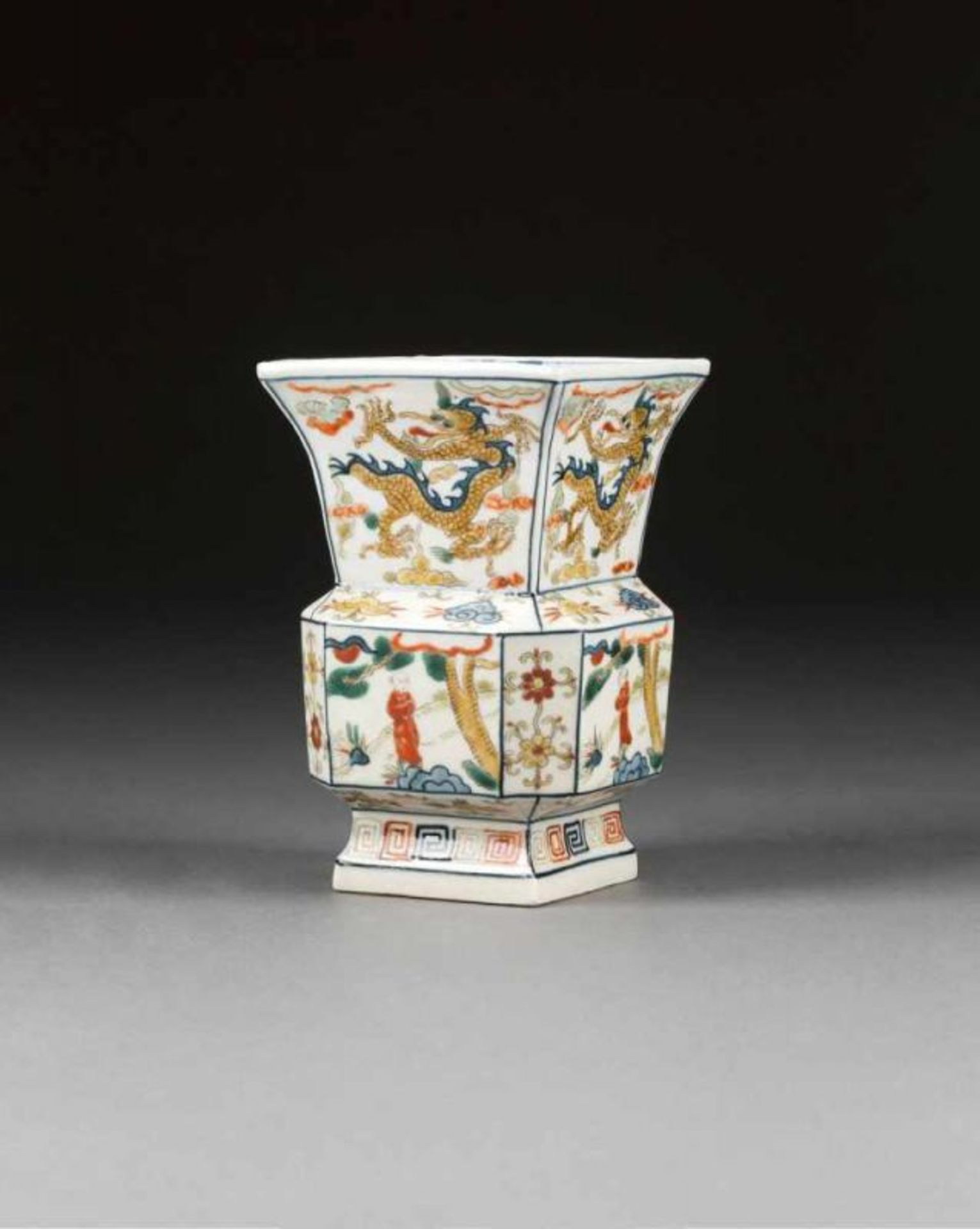 AUßERGEWÖHNLICHE VIERECKIGE WUCAI-VASE China, wohl um 1800 Porzellan, polychrome Bemalung. H. 14 cm. - Image 2 of 3