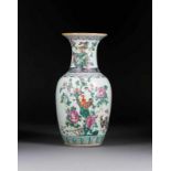 FAMILLE ROSE-VASE China, 19. Jh. Porzellan, polychrome Aufglasurbemalung. H. ca. 43 cm.