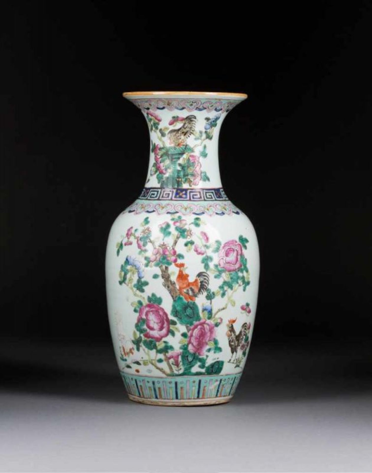 FAMILLE ROSE-VASE China, 19. Jh. Porzellan, polychrome Aufglasurbemalung. H. ca. 43 cm.