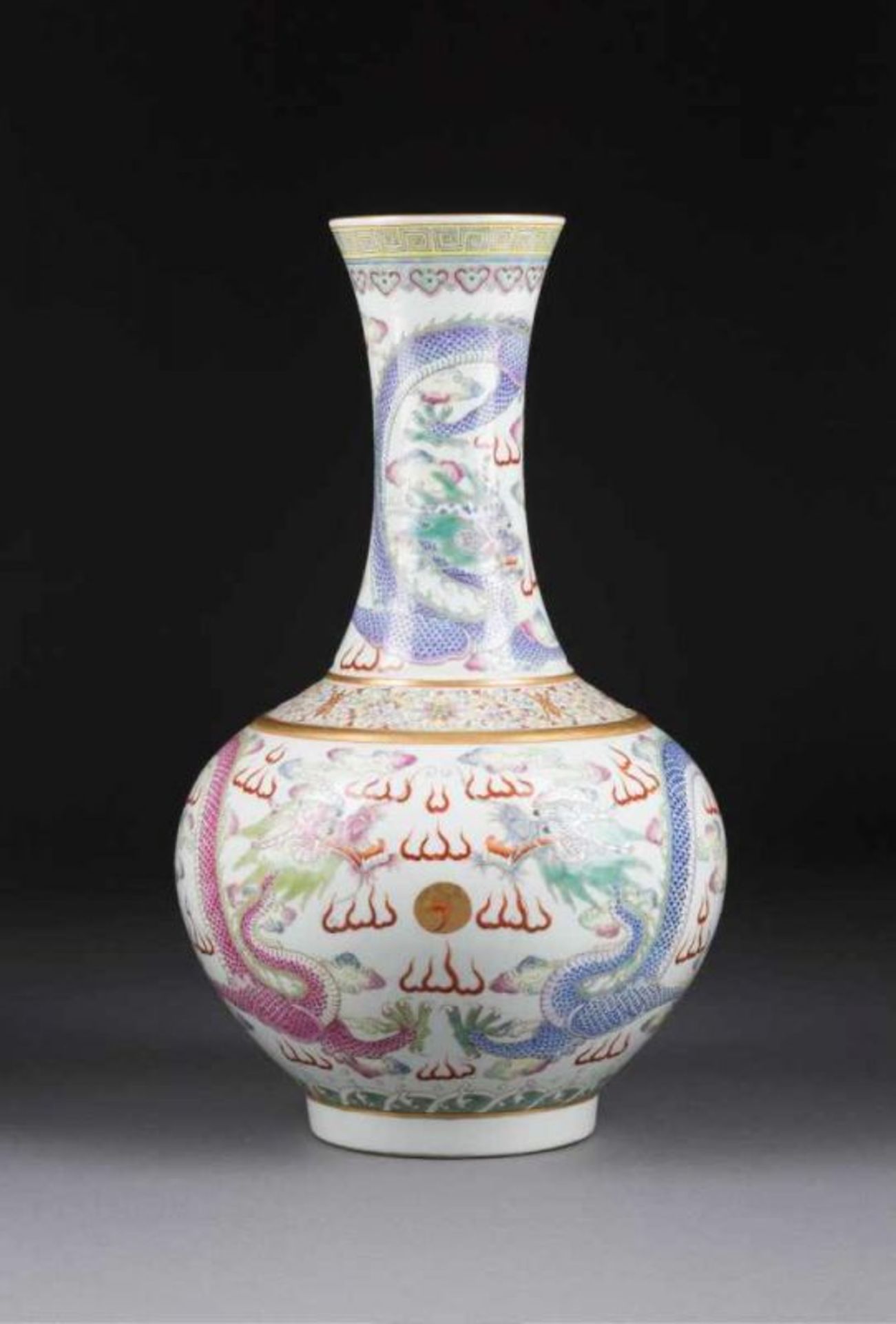 VASE MIT DRACHENDEKOR China, Anfang 20. Jh. Porzellan, polychrome Aufglasurbemalung, Goldstaffage.