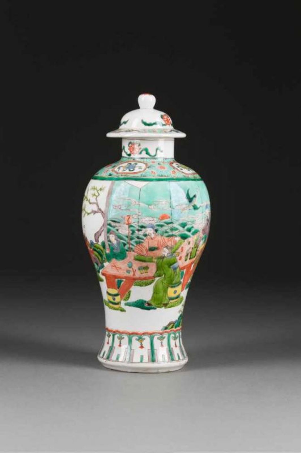 DECKELVASE MIT FIGÜRLICHER SZENE China, 20. Jh. Porzellan, polychromer Aufglasurdekor. H. 29,2 cm.