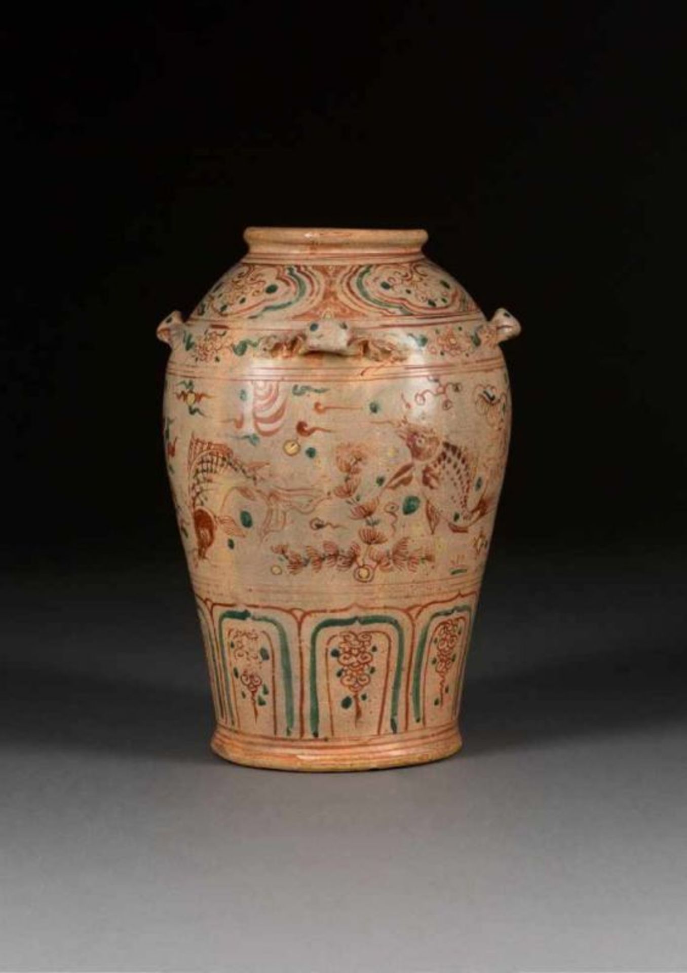 VASE MIT UMLAUFENDEM FISCHDEKOR China, wohl Ming-Dynastie Keramik, craquelierte Glasur, polychrome