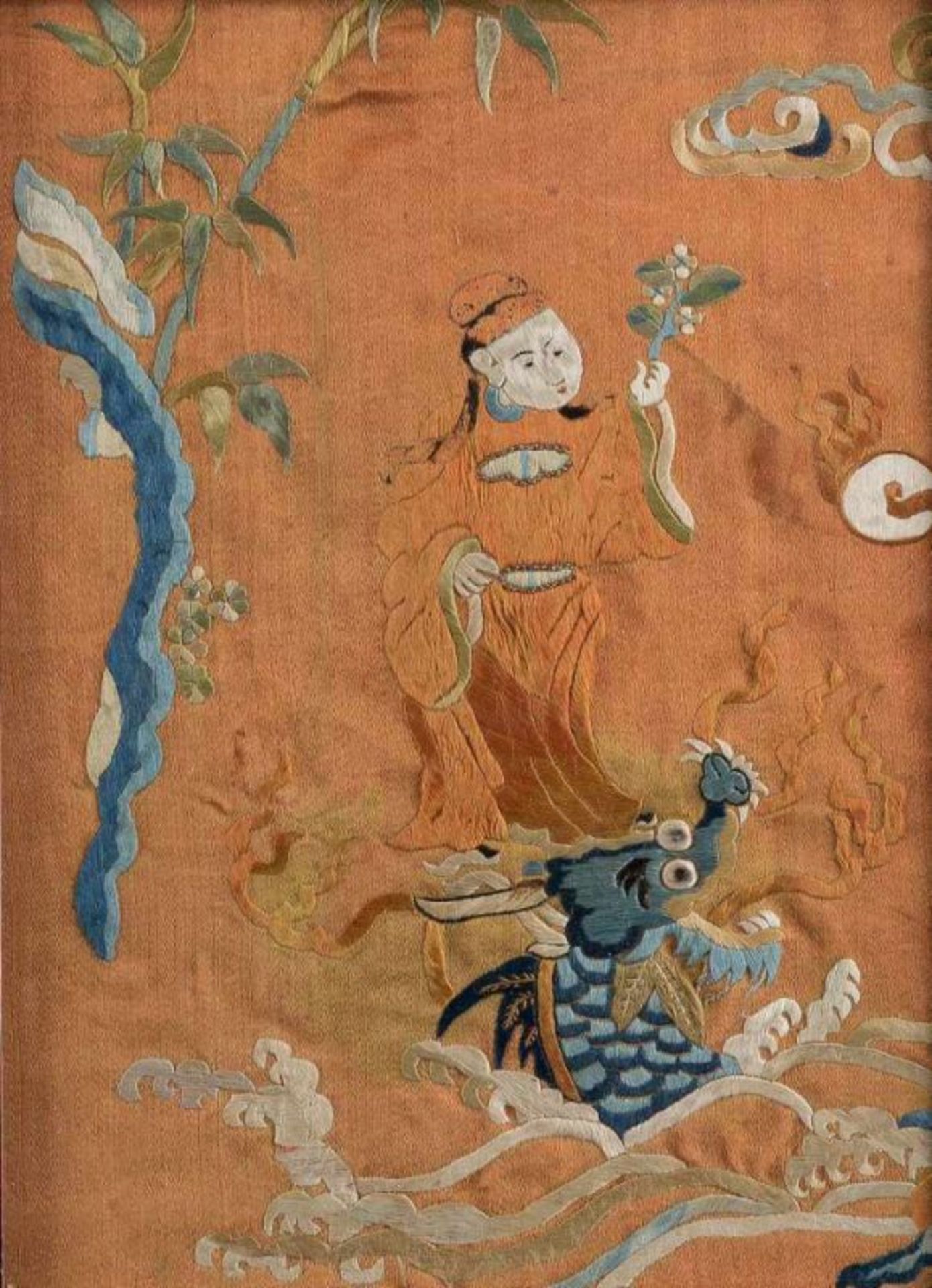 ZWEI SEIDENSTICKEREIEN China, 19. Jh. Seiden. SM. 24,4 cm × 17,7 cm (mit Drachendekor), H. (SM.) - Image 2 of 2