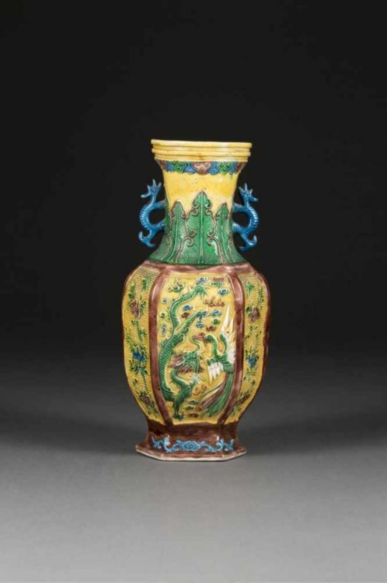 VASE MIT RELIEFIERTEM DEKOR China, Qing-Dynastie Porzellan, polychrome Bemalung. H. 29,8 cm.