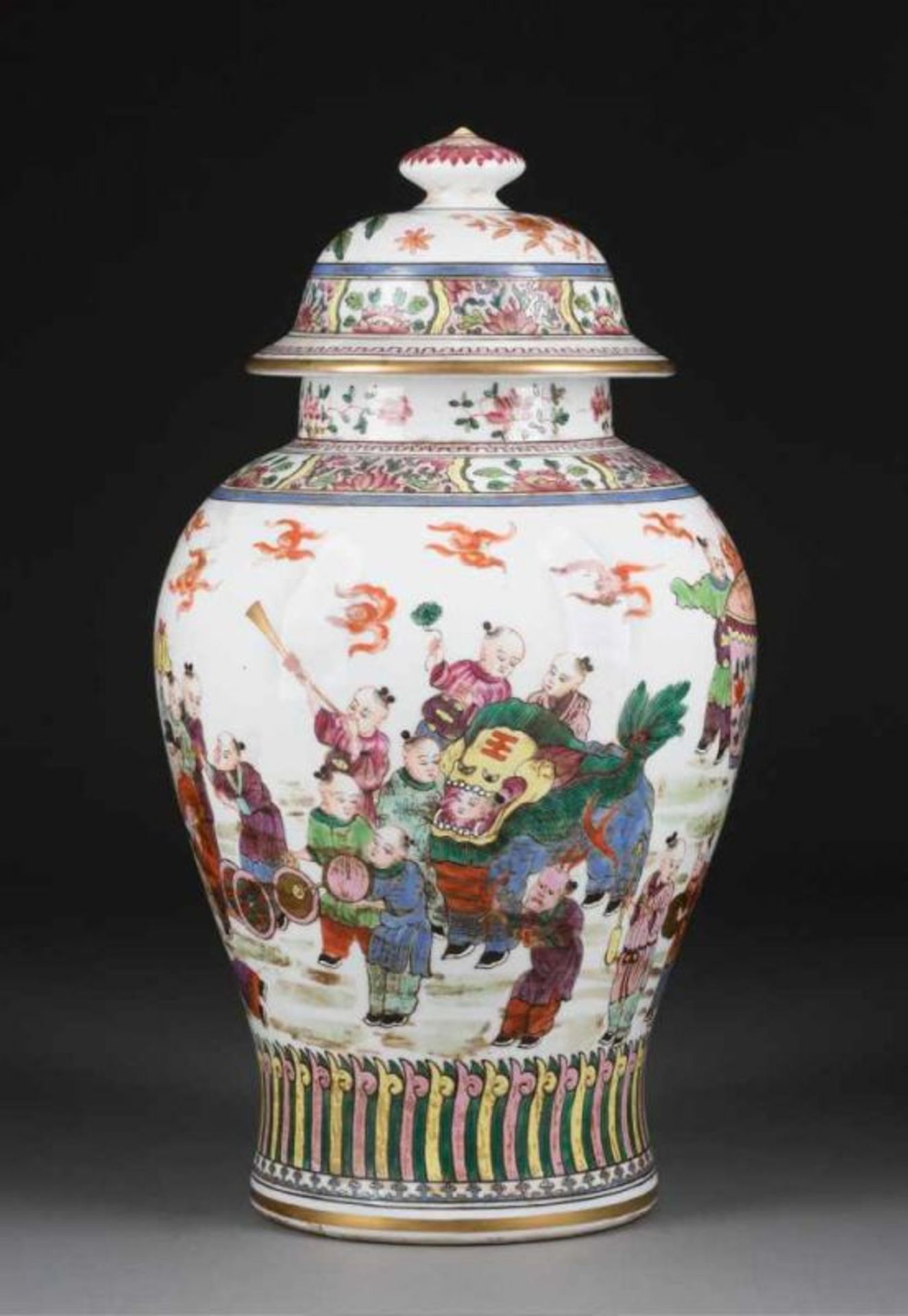 DECKELVASE China, wohl 19. Jh. Porzellan, polychrome Bemalung. H. ca. 45 cm. Figürliche Szene - Image 3 of 4