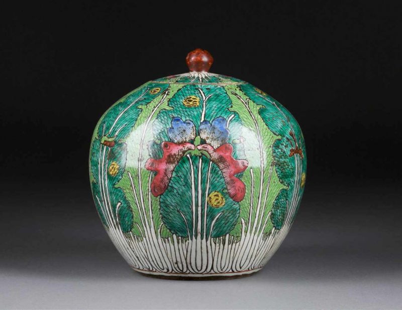 INGWERTOPF China, 19. Jh. Porzellan, polychrome Aufglasurbemalung. H. 22,4 cm. Mit