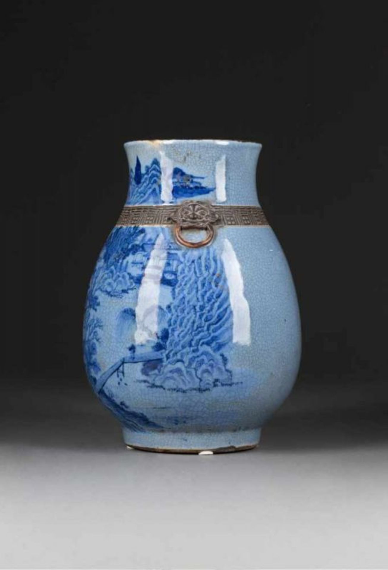 VASE MIT DEKOR VON BERGLANDSCHAFT China, wohl 19. Jh. Porzellan, craquelierte Glasur, Blaumalerei. - Image 3 of 3