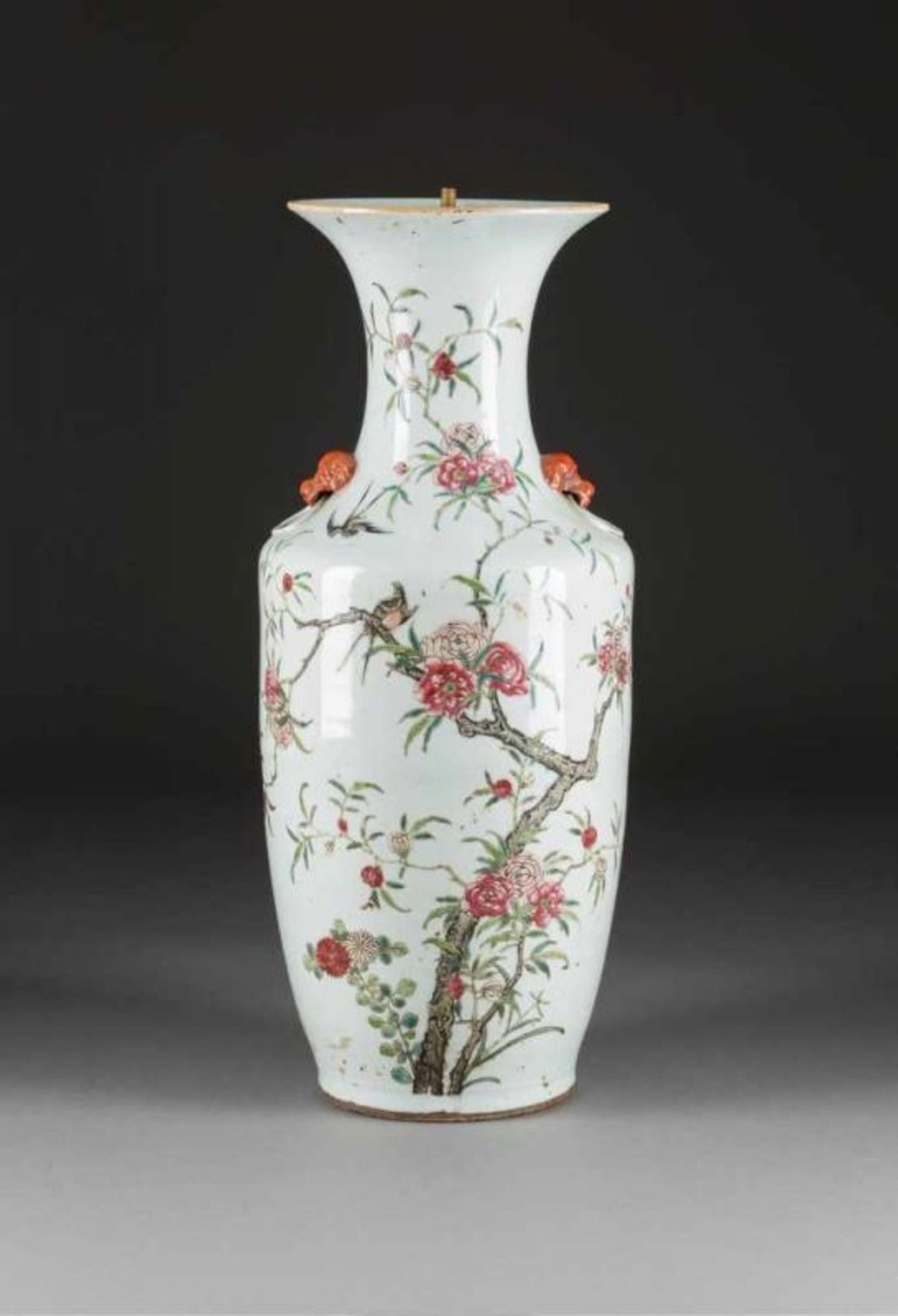 VASE MIT PÄONEN UND SCHWALBEN China, 19. Jh. Porzellan, polychrome Aufglasurbemalung, mit